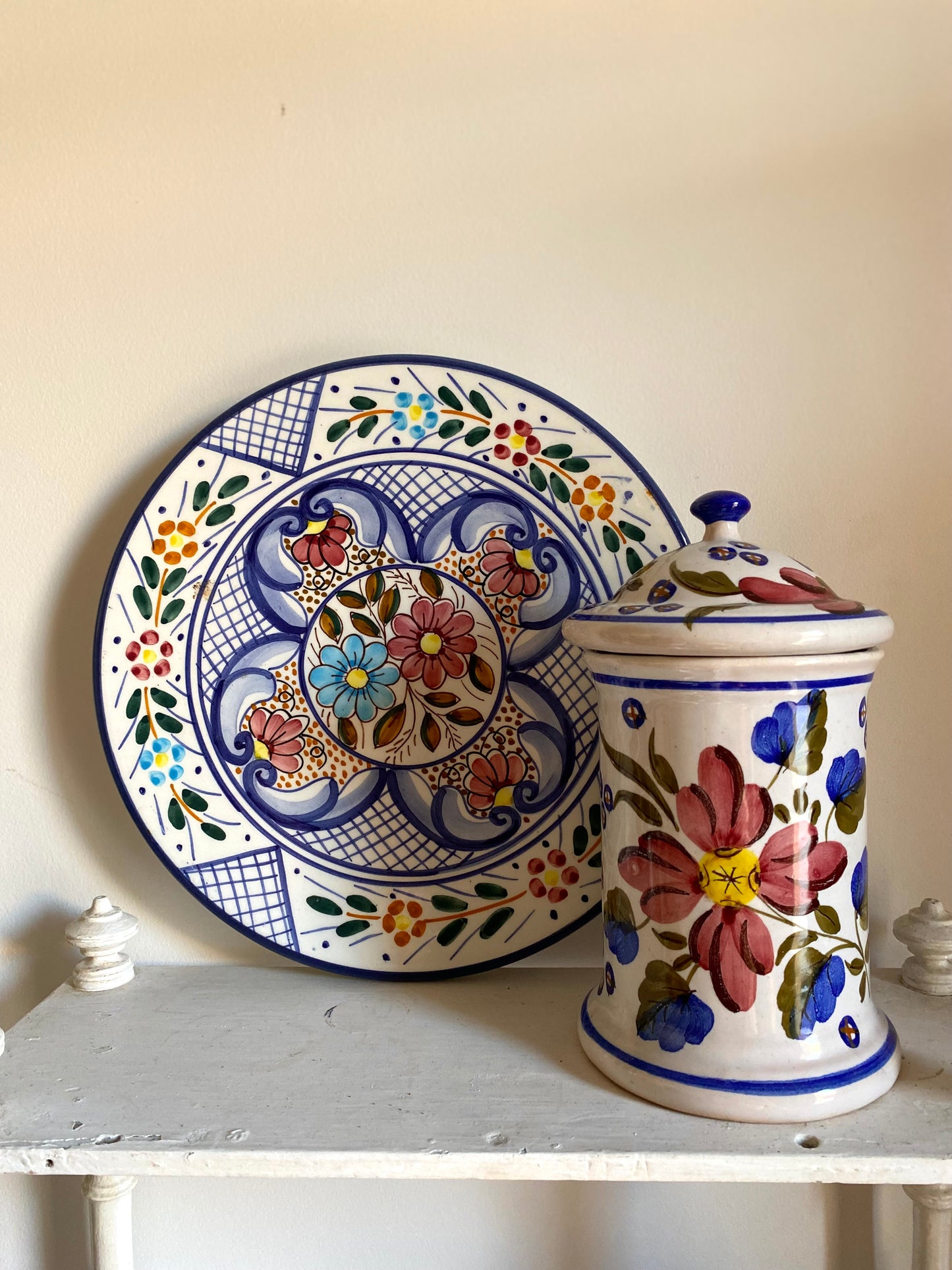 Pot à couvercle en céramique ancienne