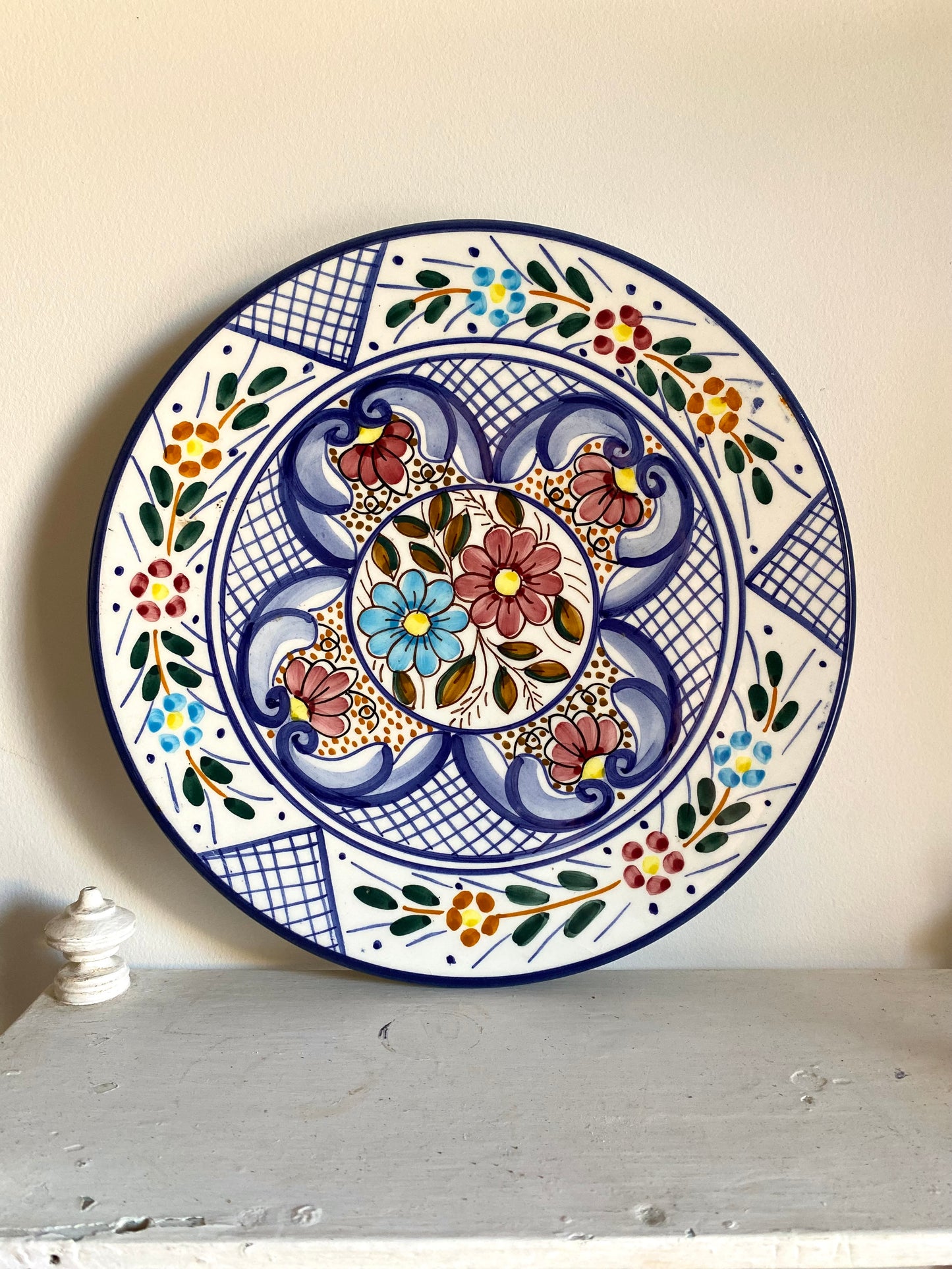Plat de présentation en céramique ancienne peinte à la main