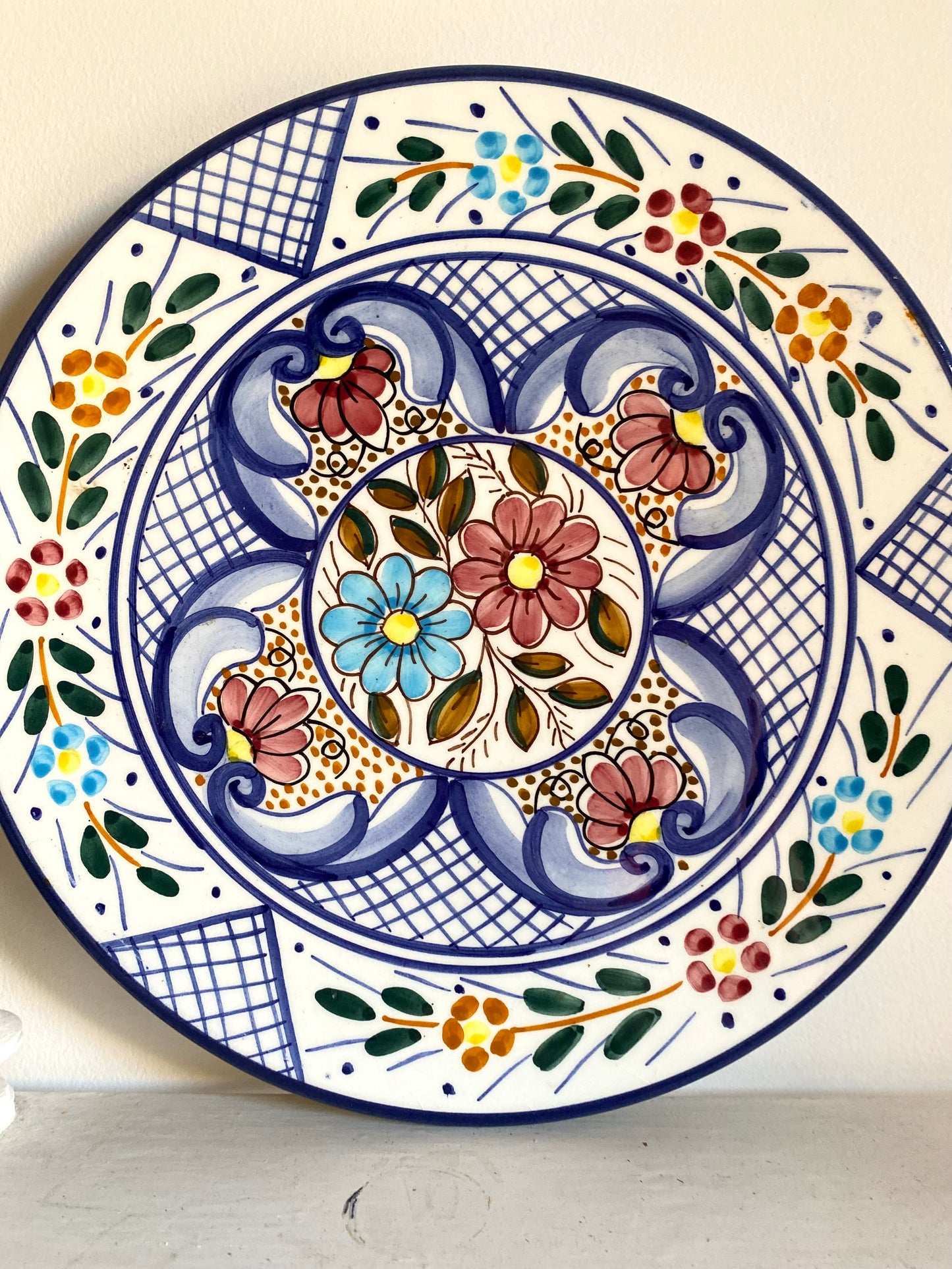 Plat de présentation en céramique ancienne peinte à la main