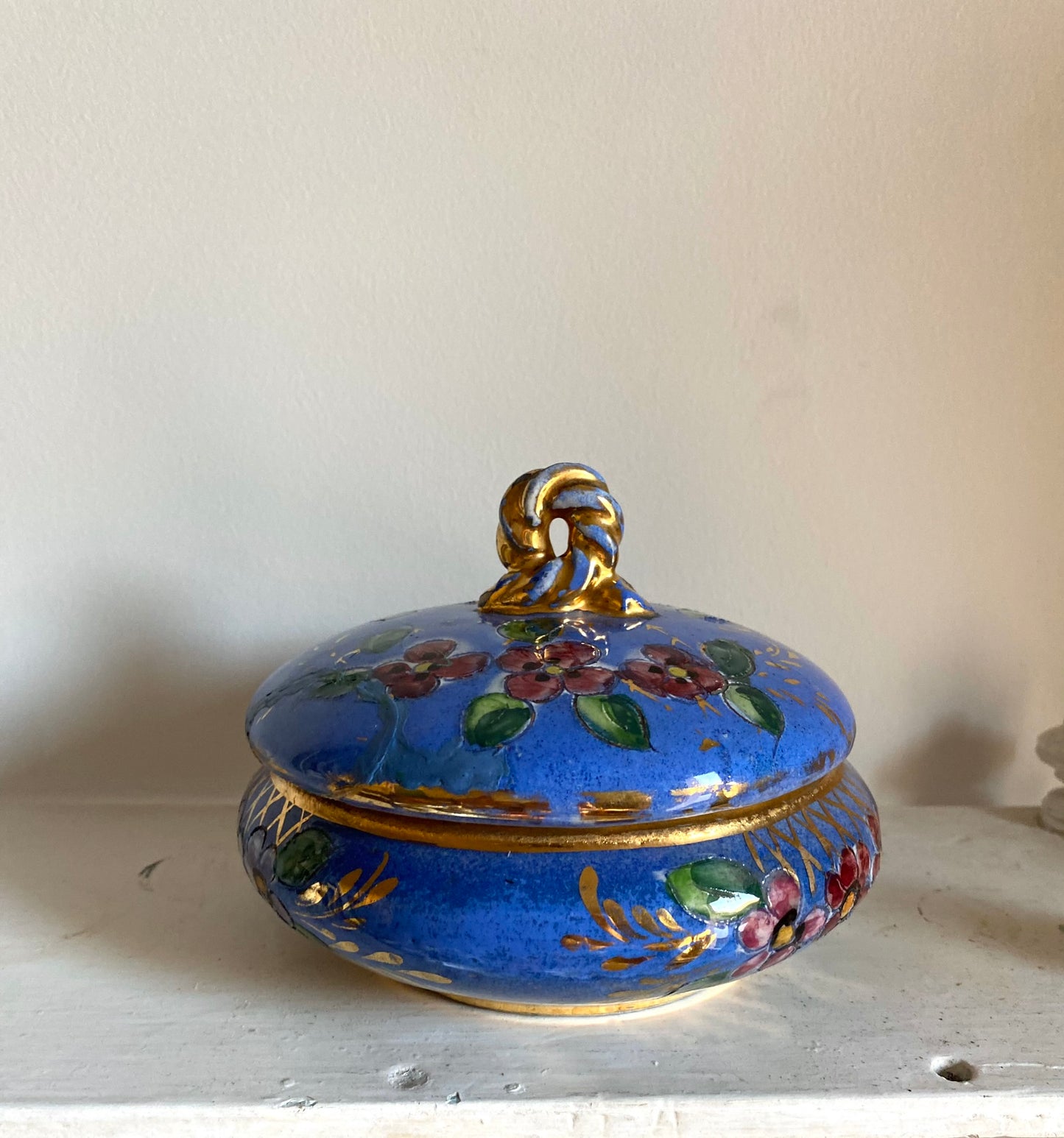 Boîte à bijou en faïence ancienne bleu