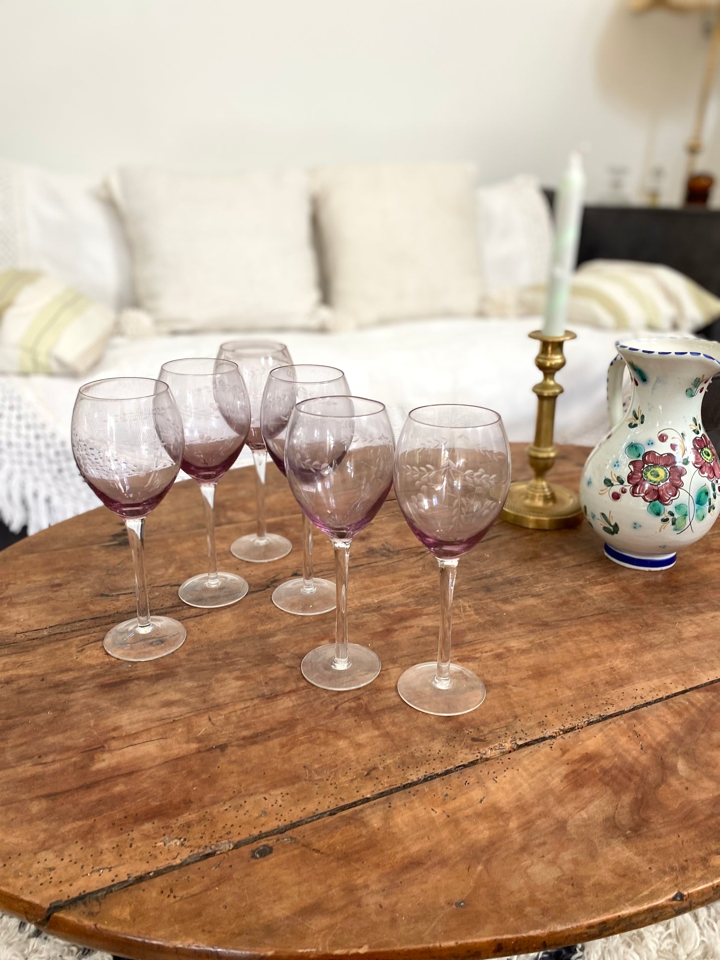 6 grands verres à pied en verre ciselé mauve