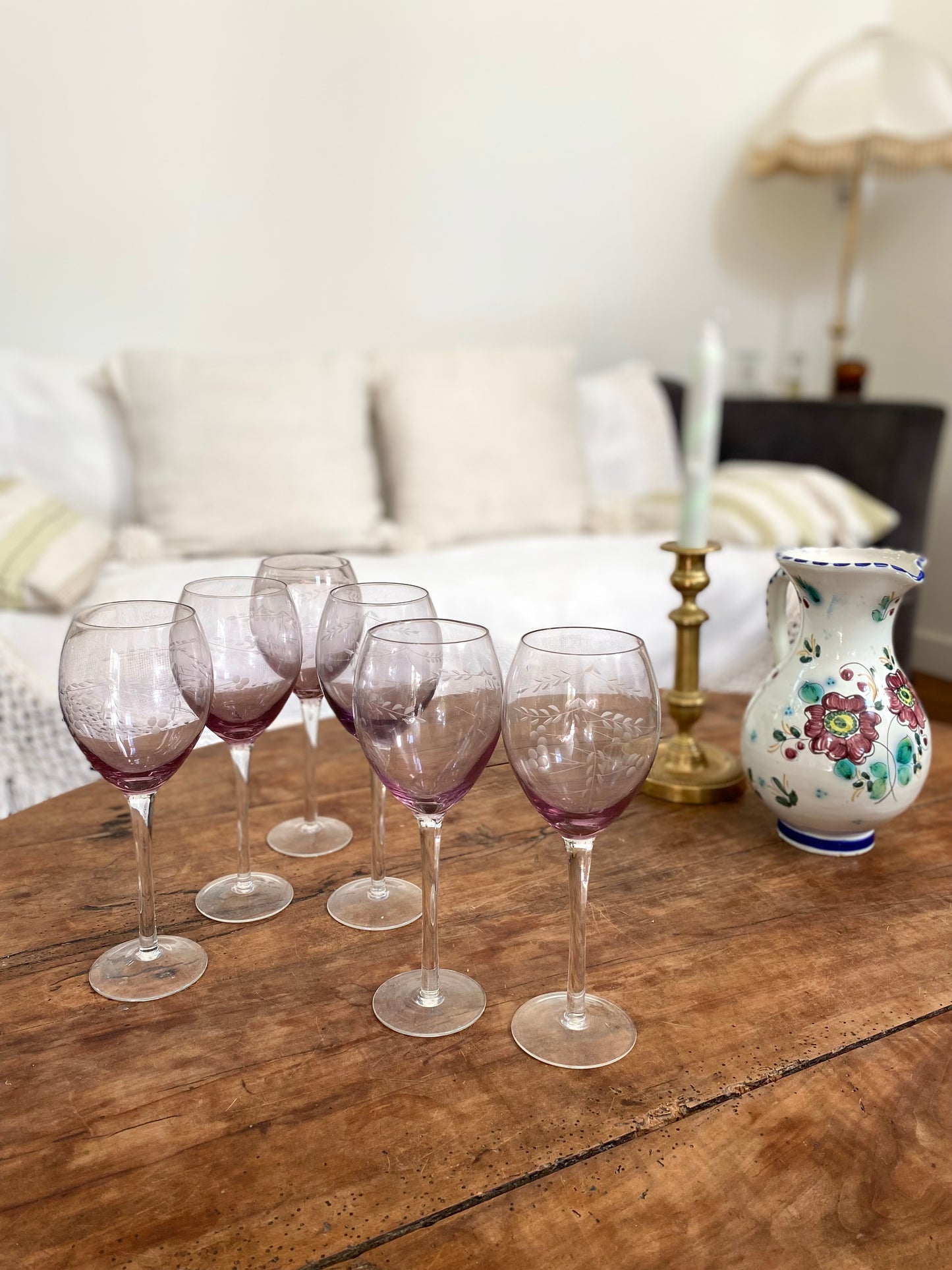 6 grands verres à pied en verre ciselé mauve
