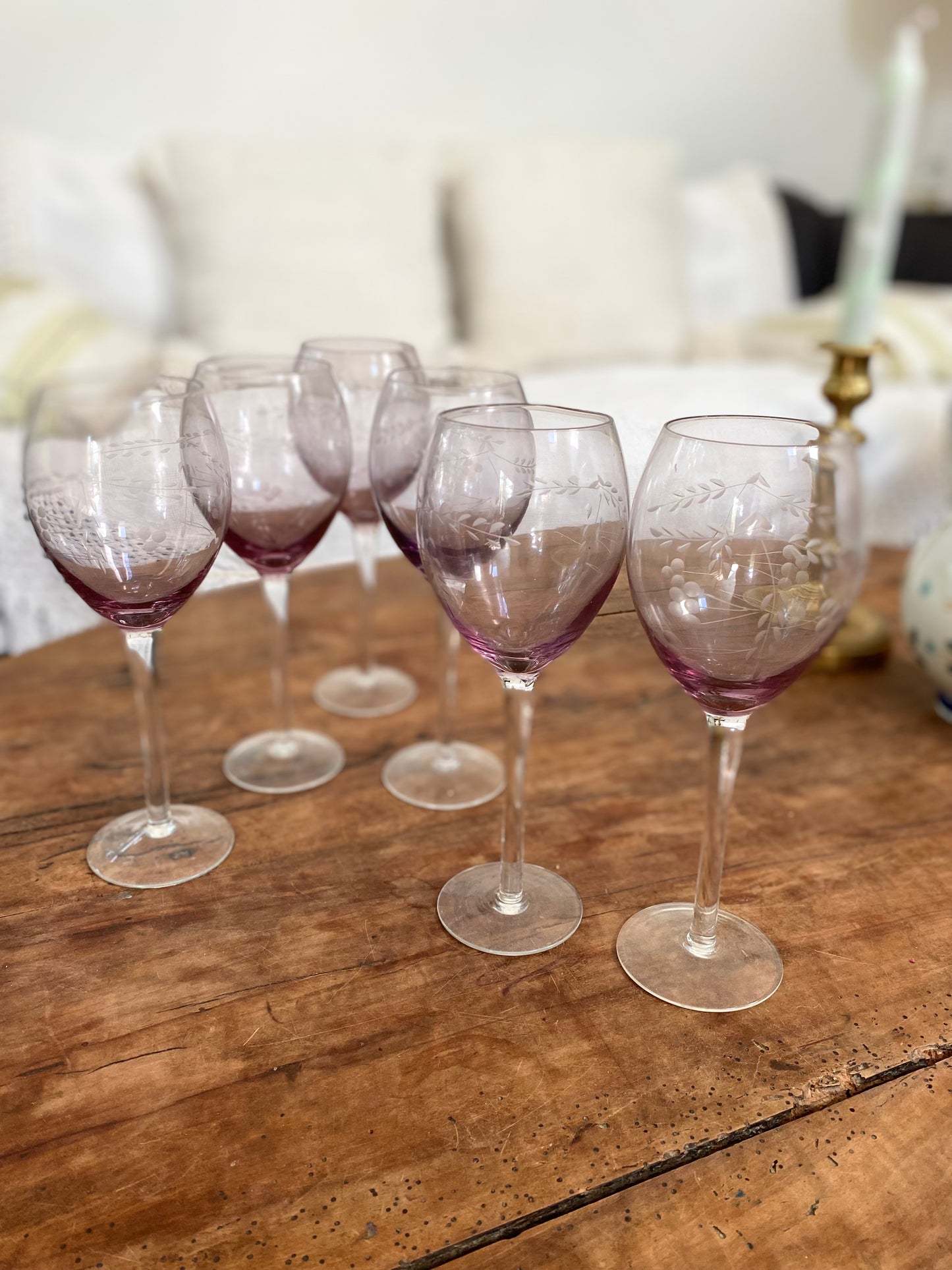 6 grands verres à pied en verre ciselé mauve