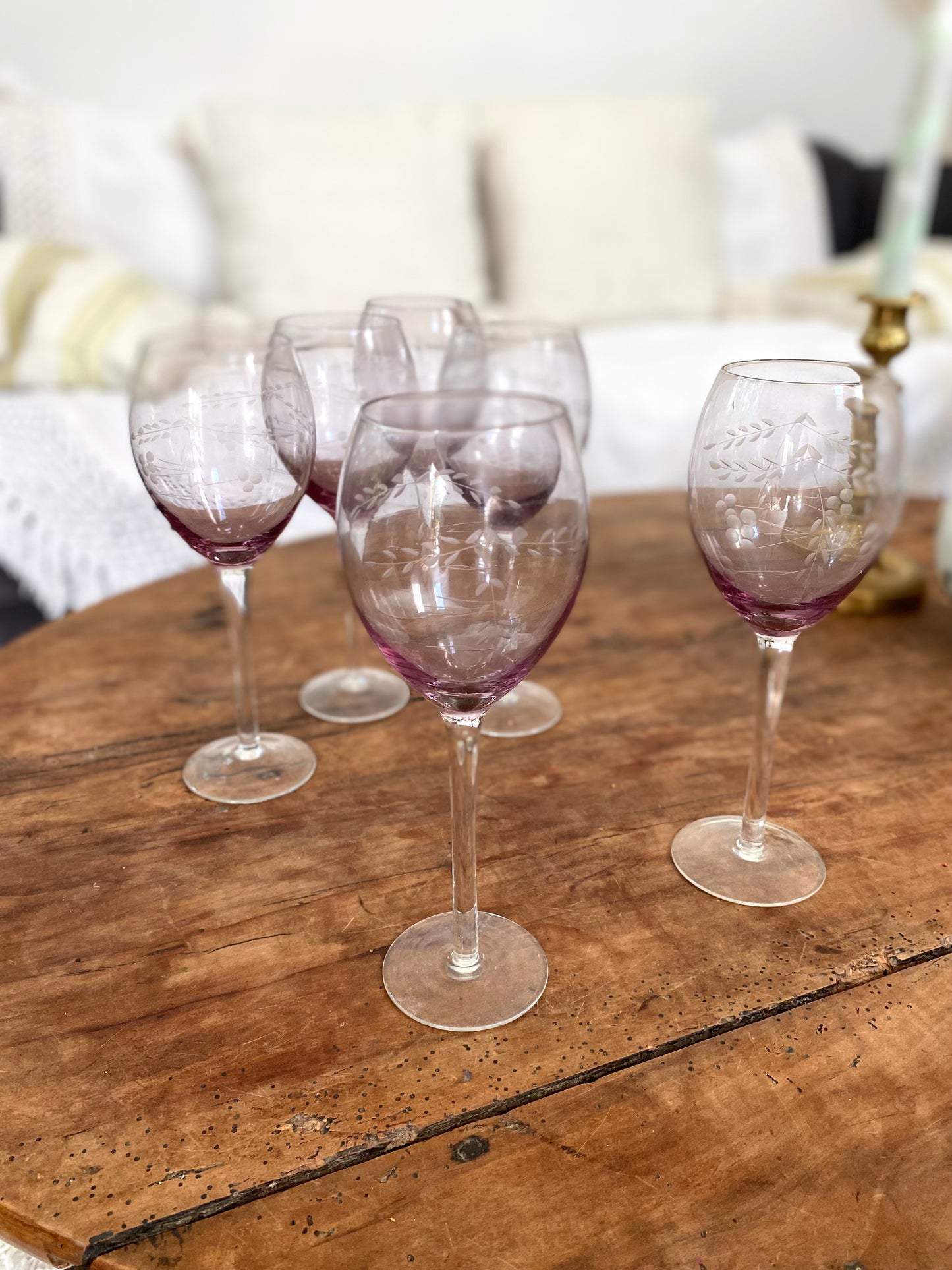 6 grands verres à pied en verre ciselé mauve