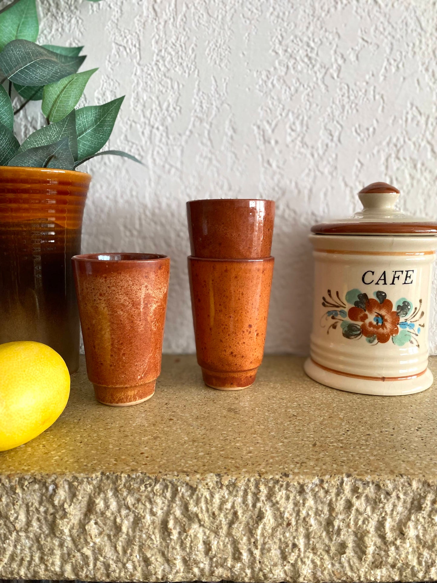Verres en terre cuite vernissée