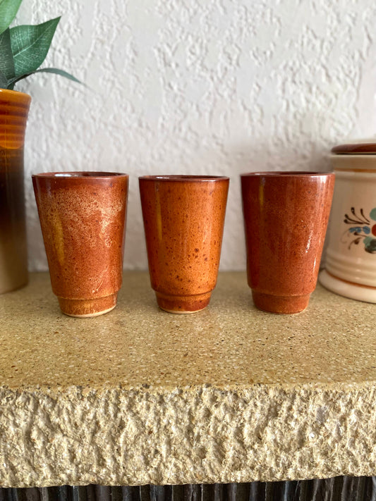 Verres en terre cuite vernissée