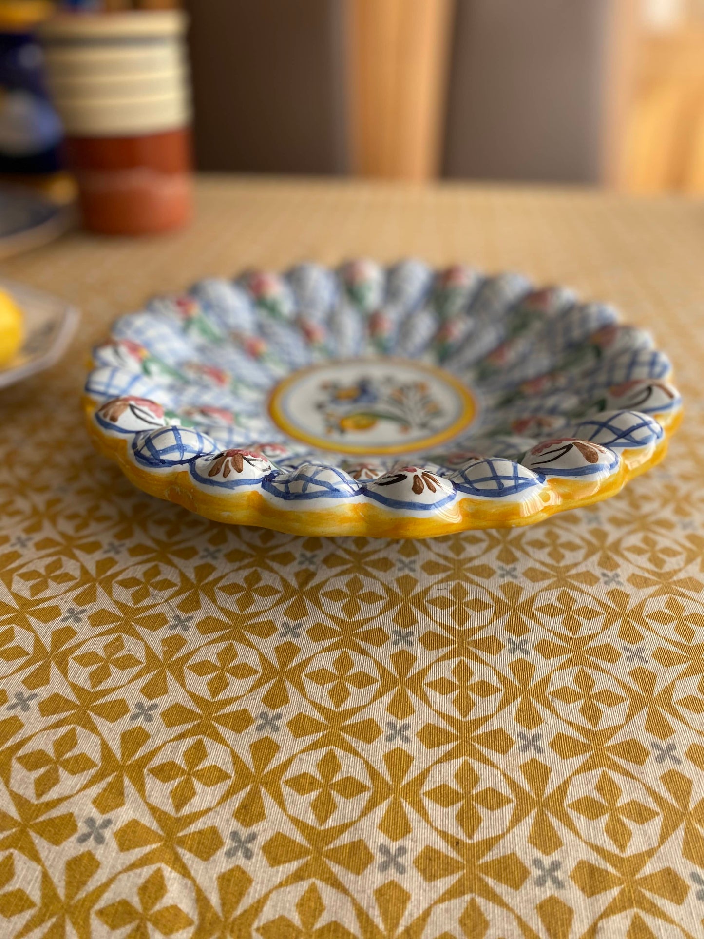 Plat de présentation en céramique ancienne peinte à la main