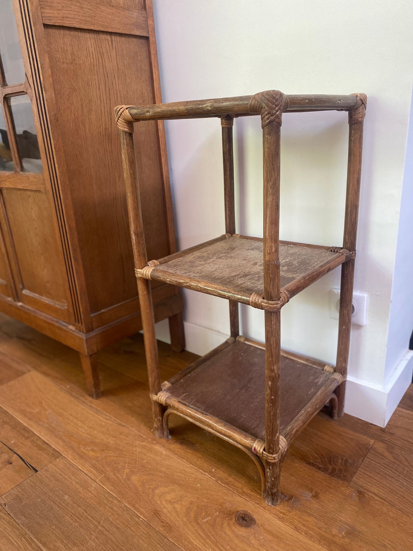 Petit meuble de rangement en rotin vintage