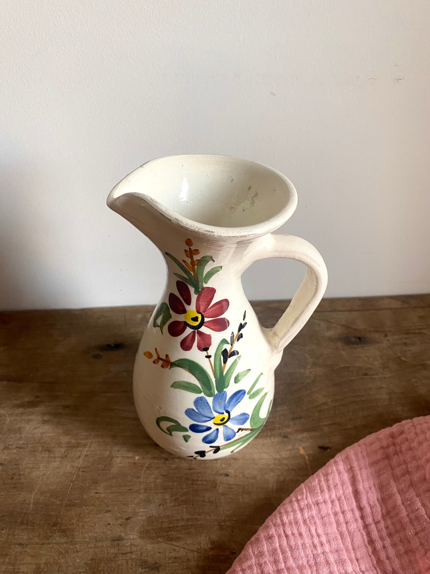 Petit pichet en céramique ancienne écrue à motif floral