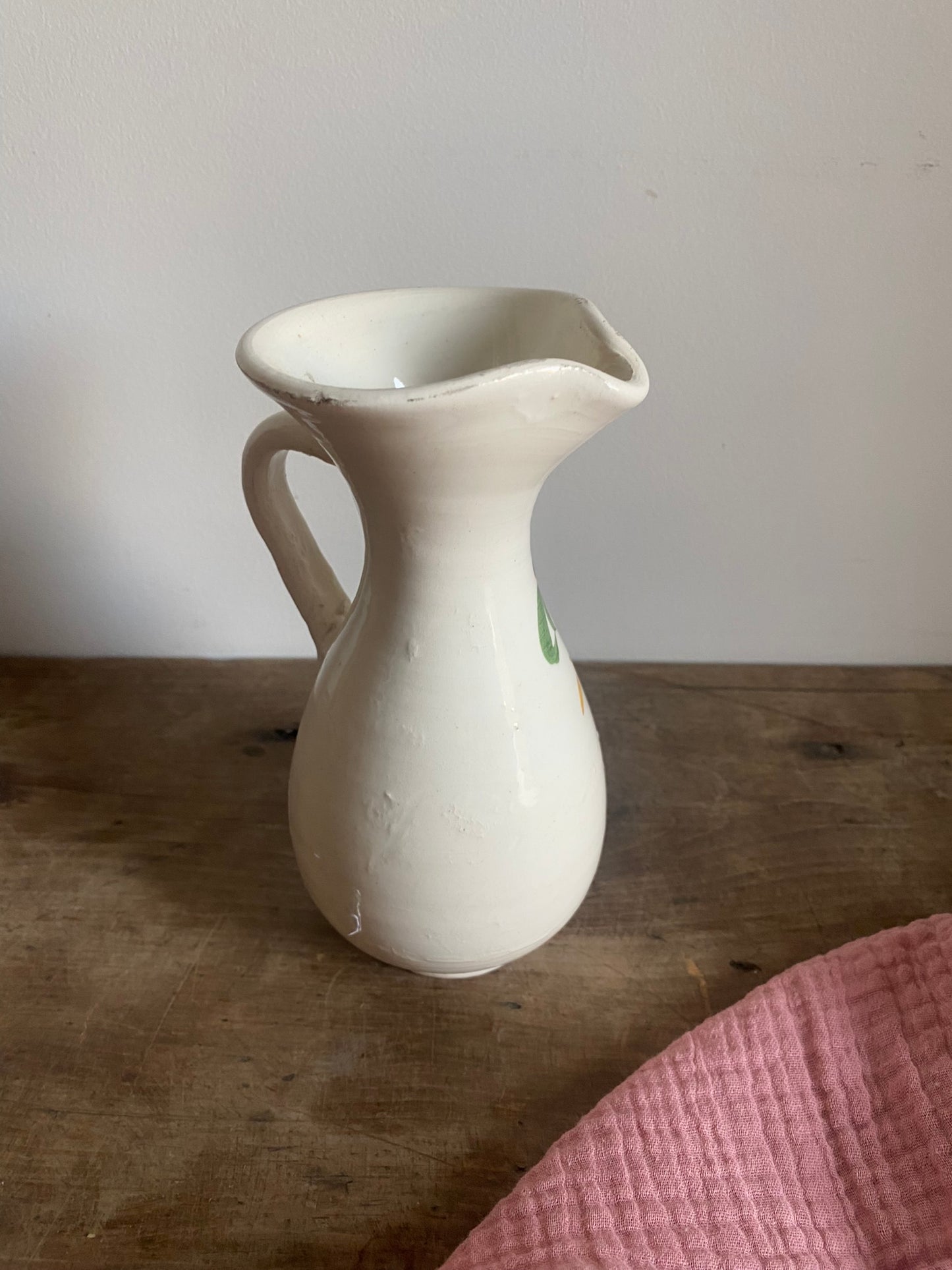 Petit pichet en céramique ancienne écrue à motif floral