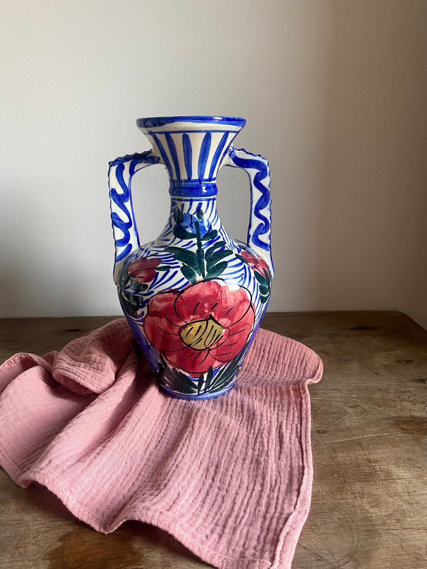 Vase à anse en céramique ancienne