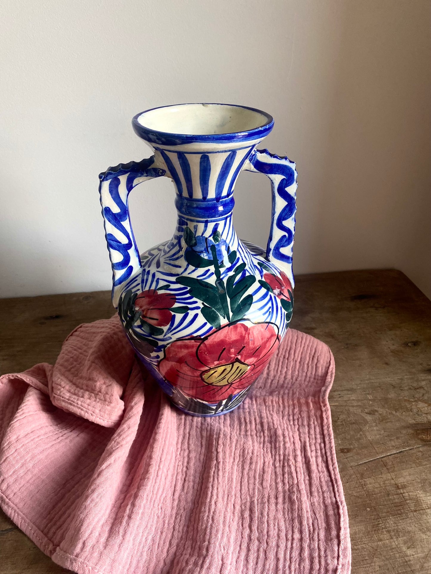 Vase à anse en céramique ancienne