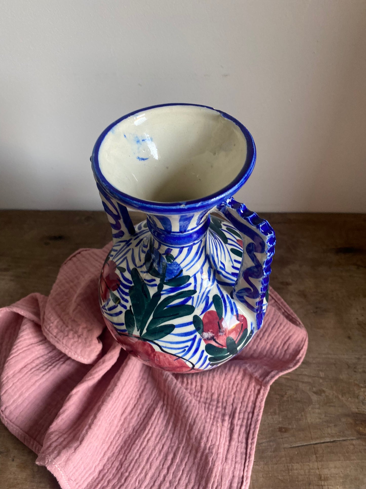 Vase à anse en céramique ancienne