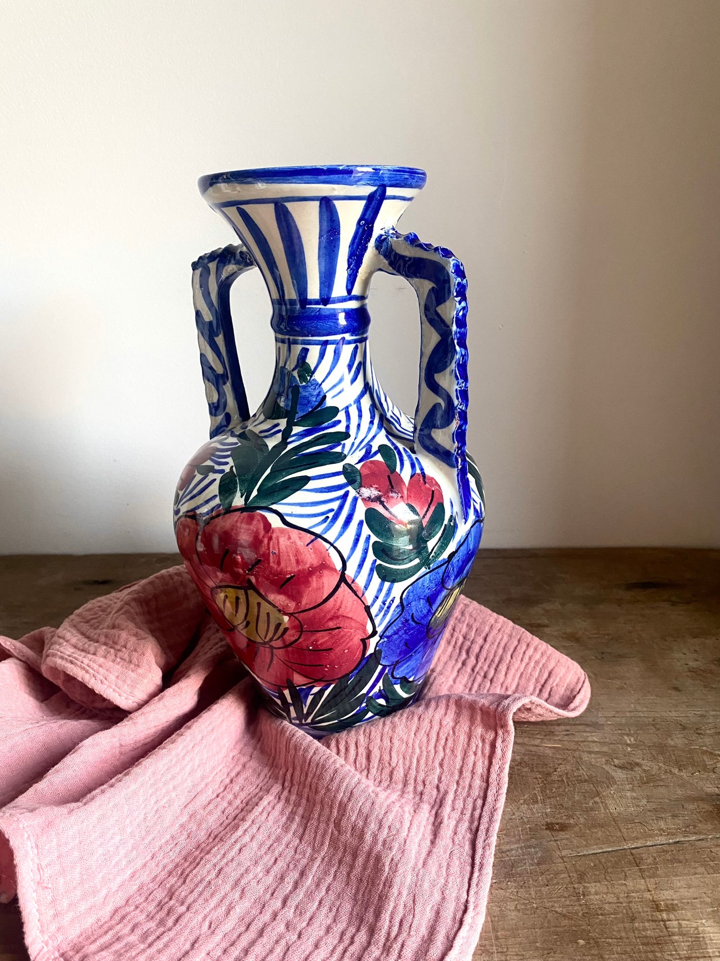 Vase à anse en céramique ancienne