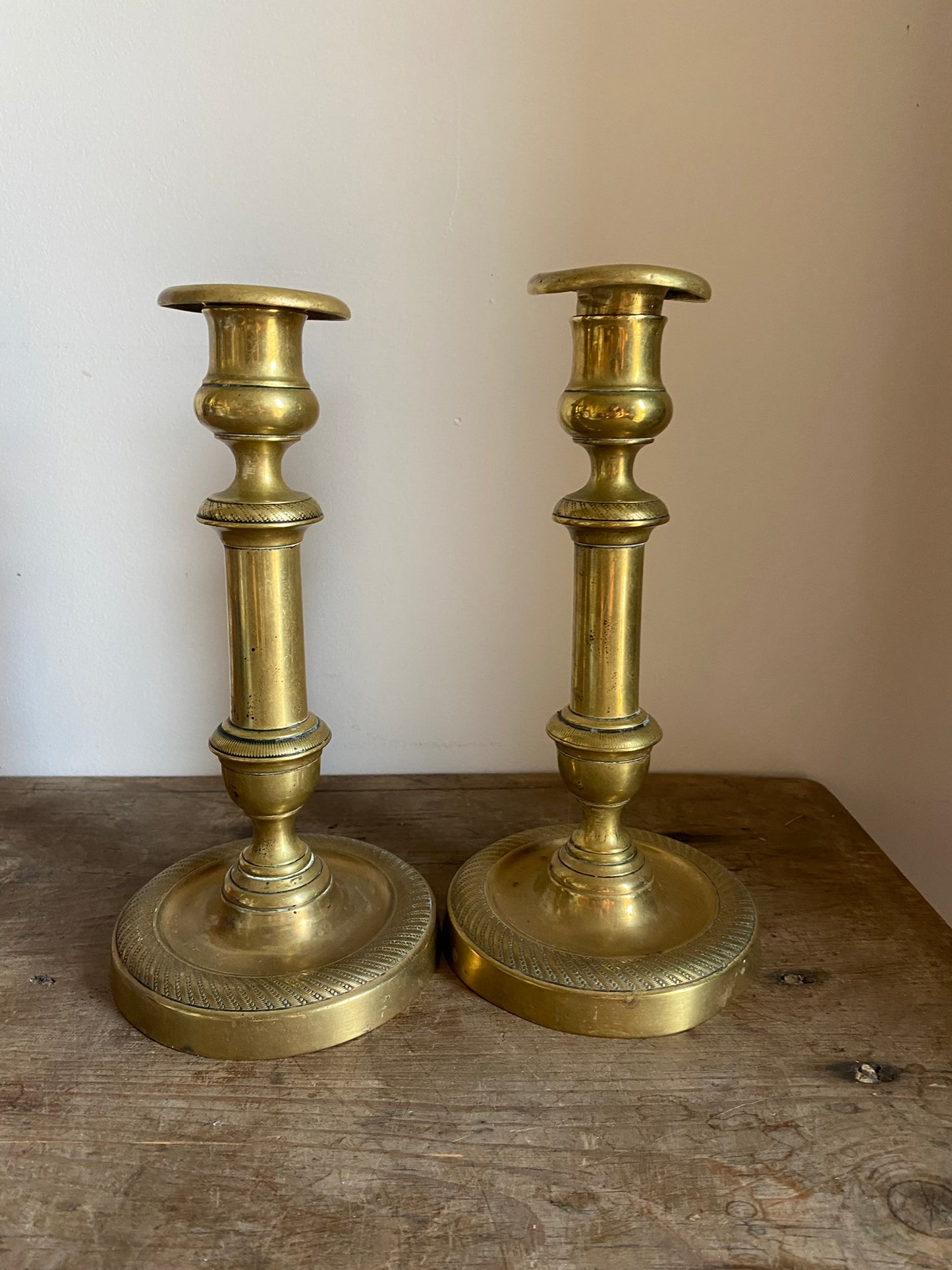 Paire de bougeoirs ancien en laiton gravé