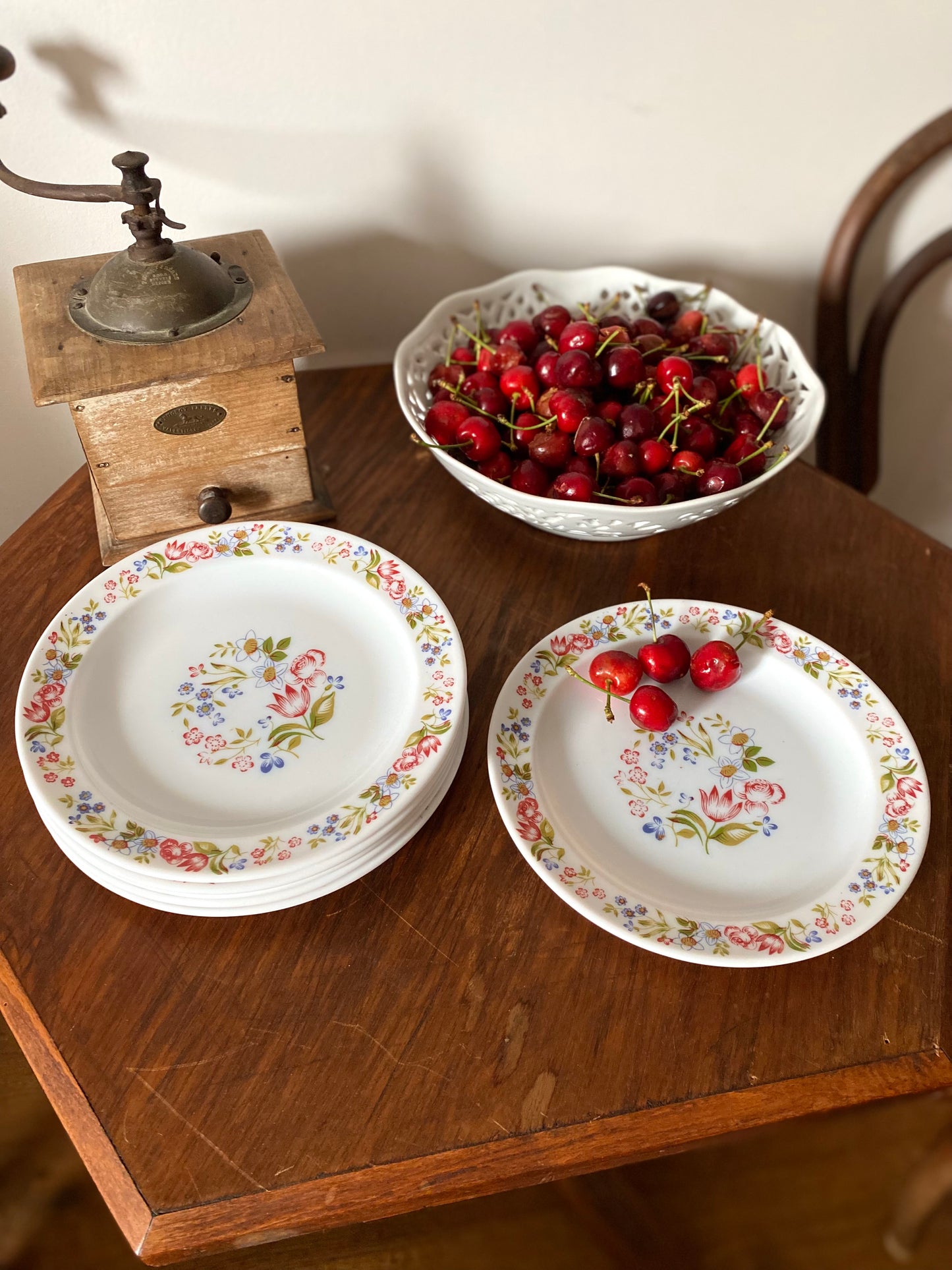 6 assiettes à dessert en opaline