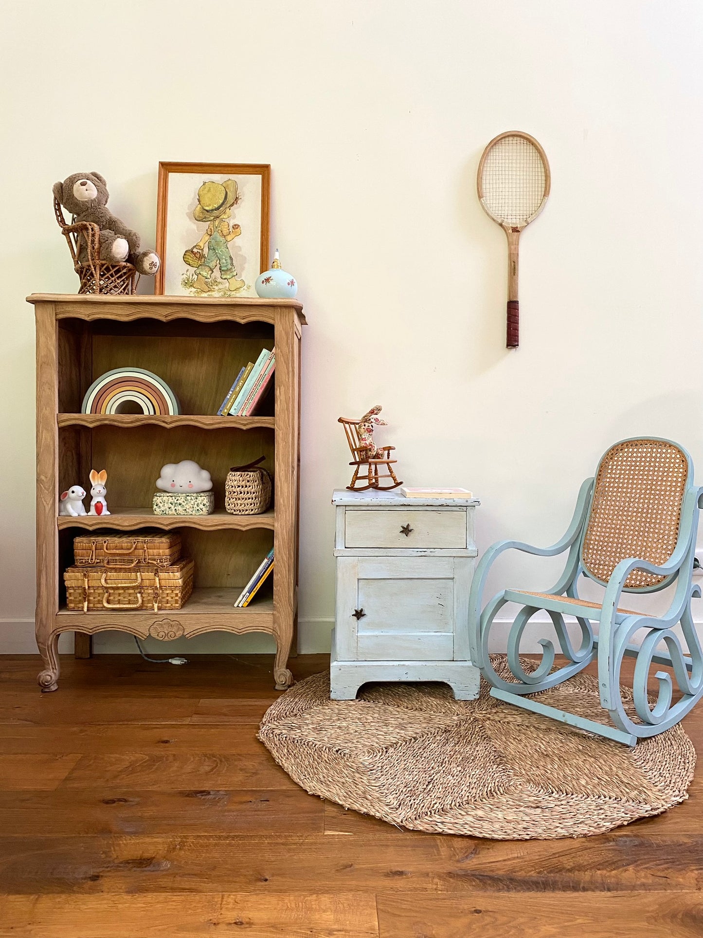 Table de chevet en bois ancien dans sa patine d'origine bleue