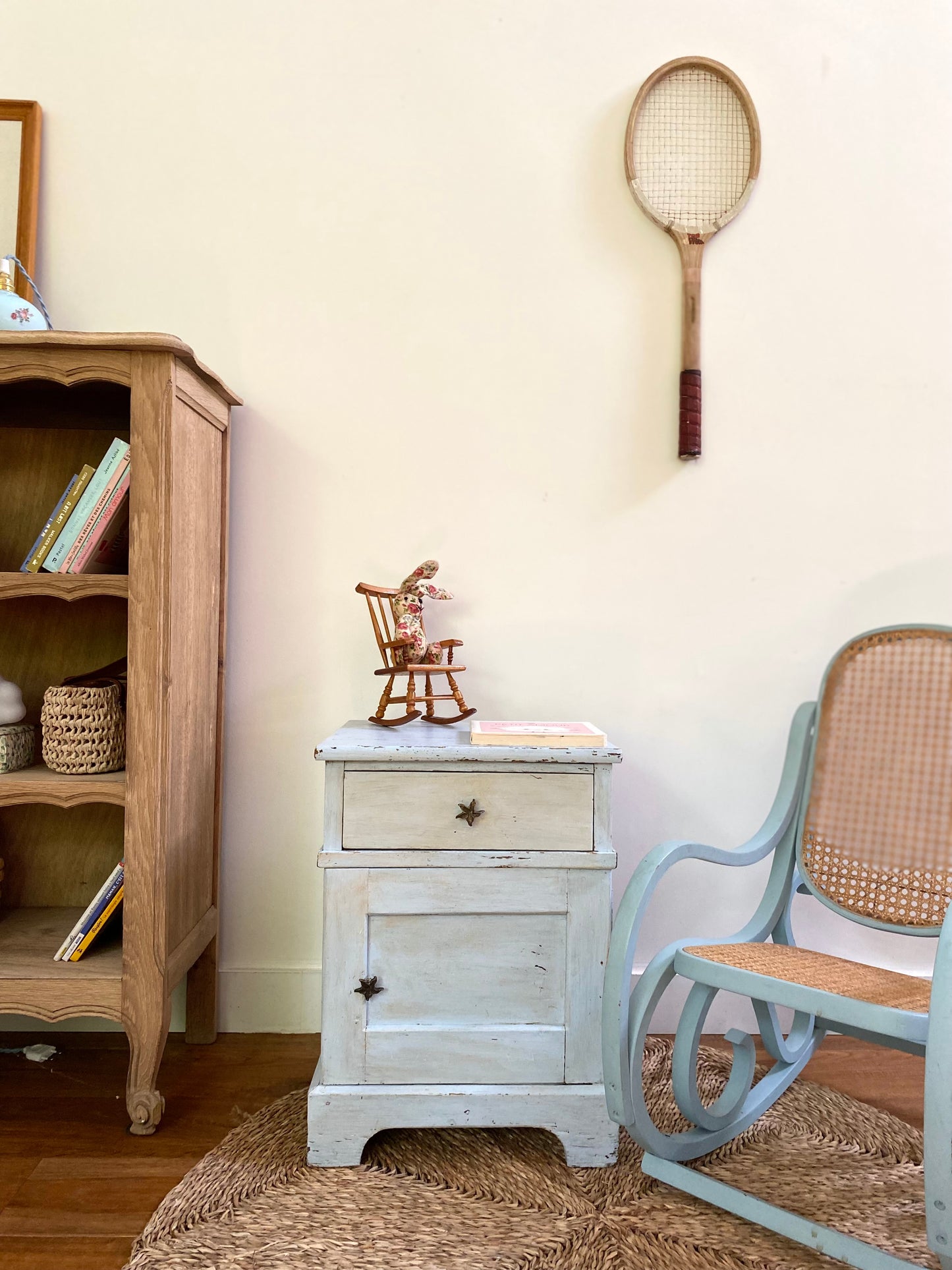 Table de chevet en bois ancien dans sa patine d'origine bleue