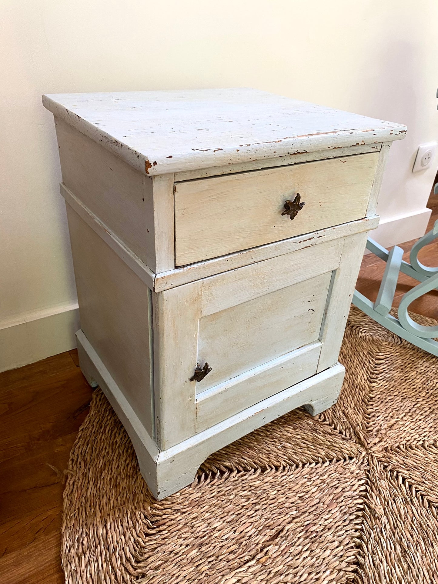Table de chevet en bois ancien dans sa patine d'origine bleue