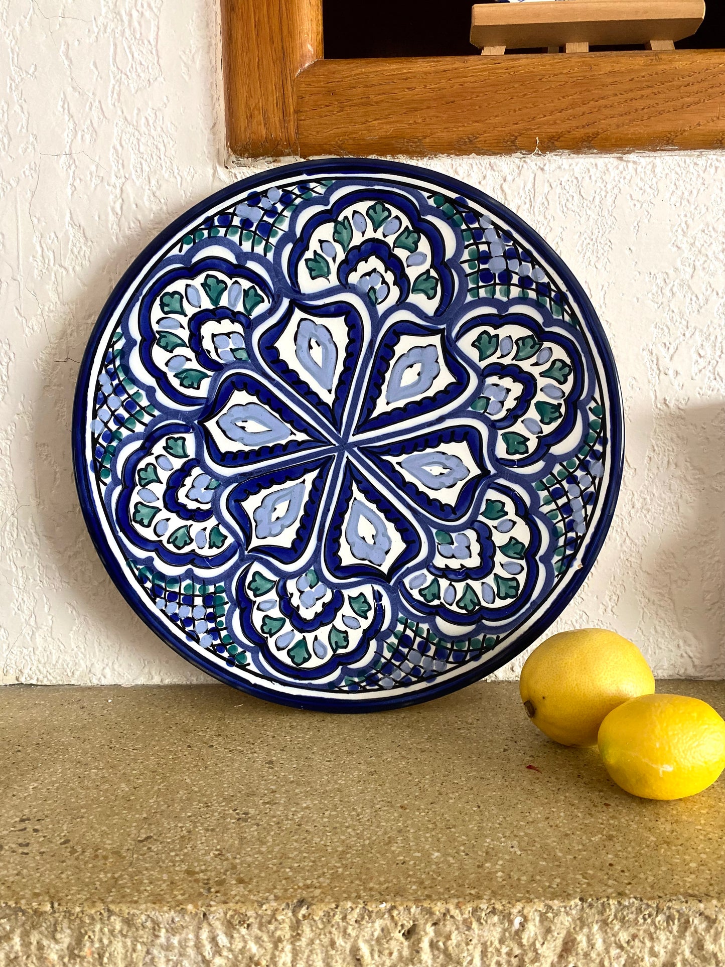 Plat de présentation rond en céramique ancienne