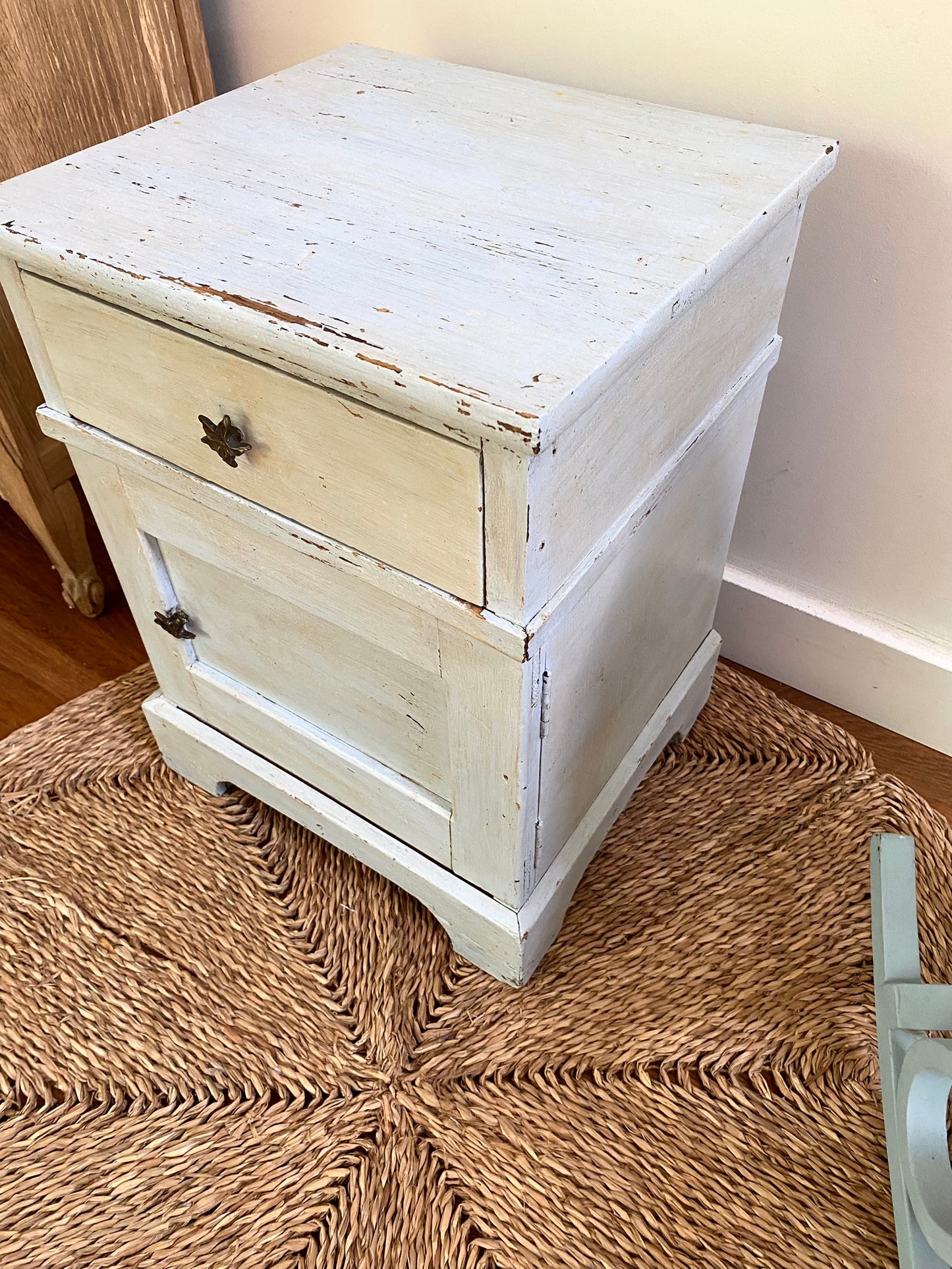 Table de chevet en bois ancien dans sa patine d'origine bleue