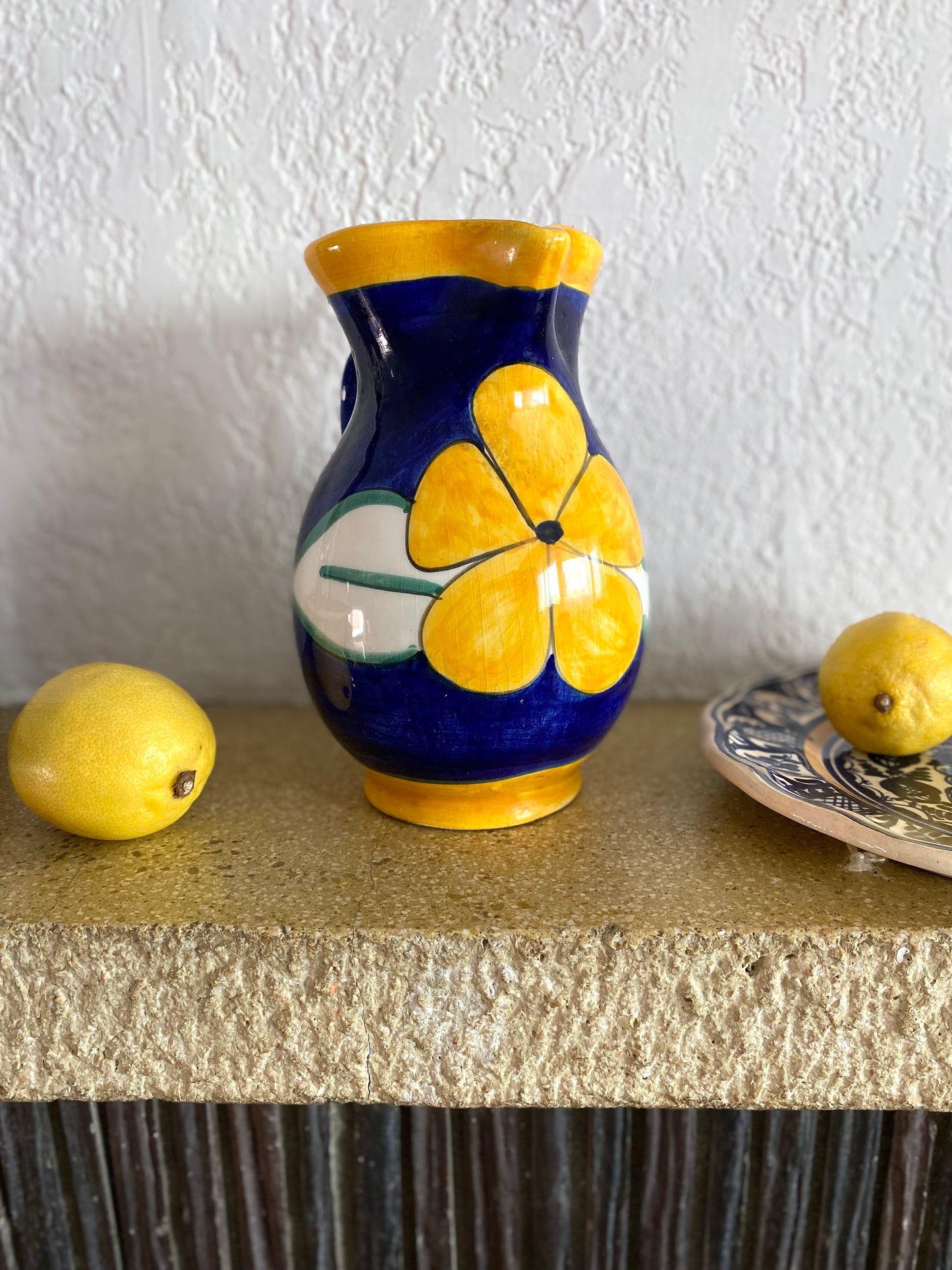 Pichet en céramique ancienne