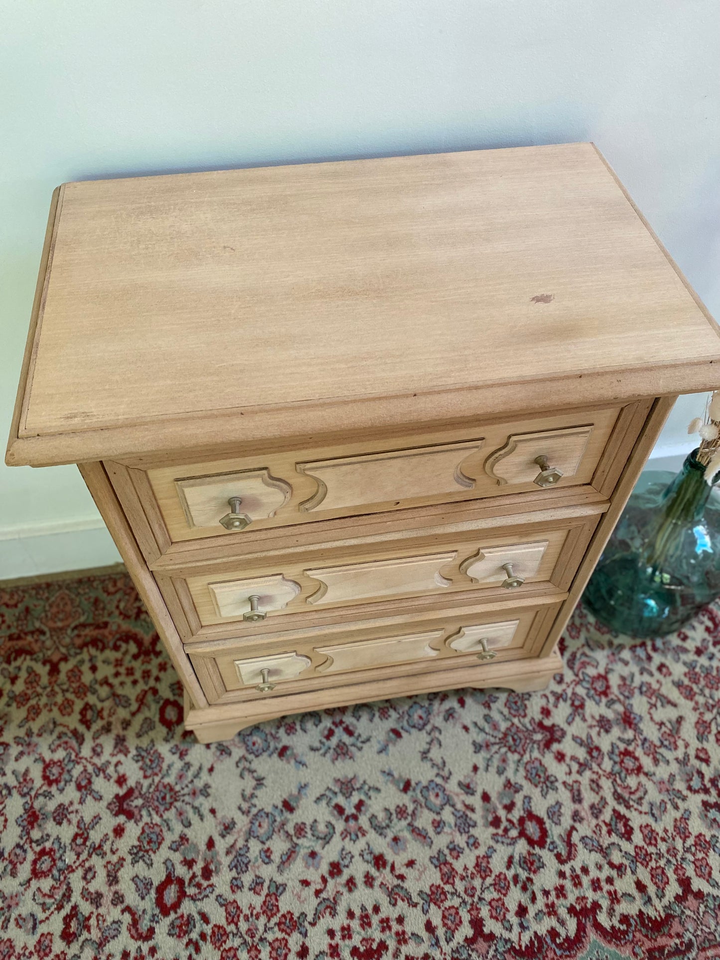 Petit chiffonnier à 3 tiroirs en bois ancien