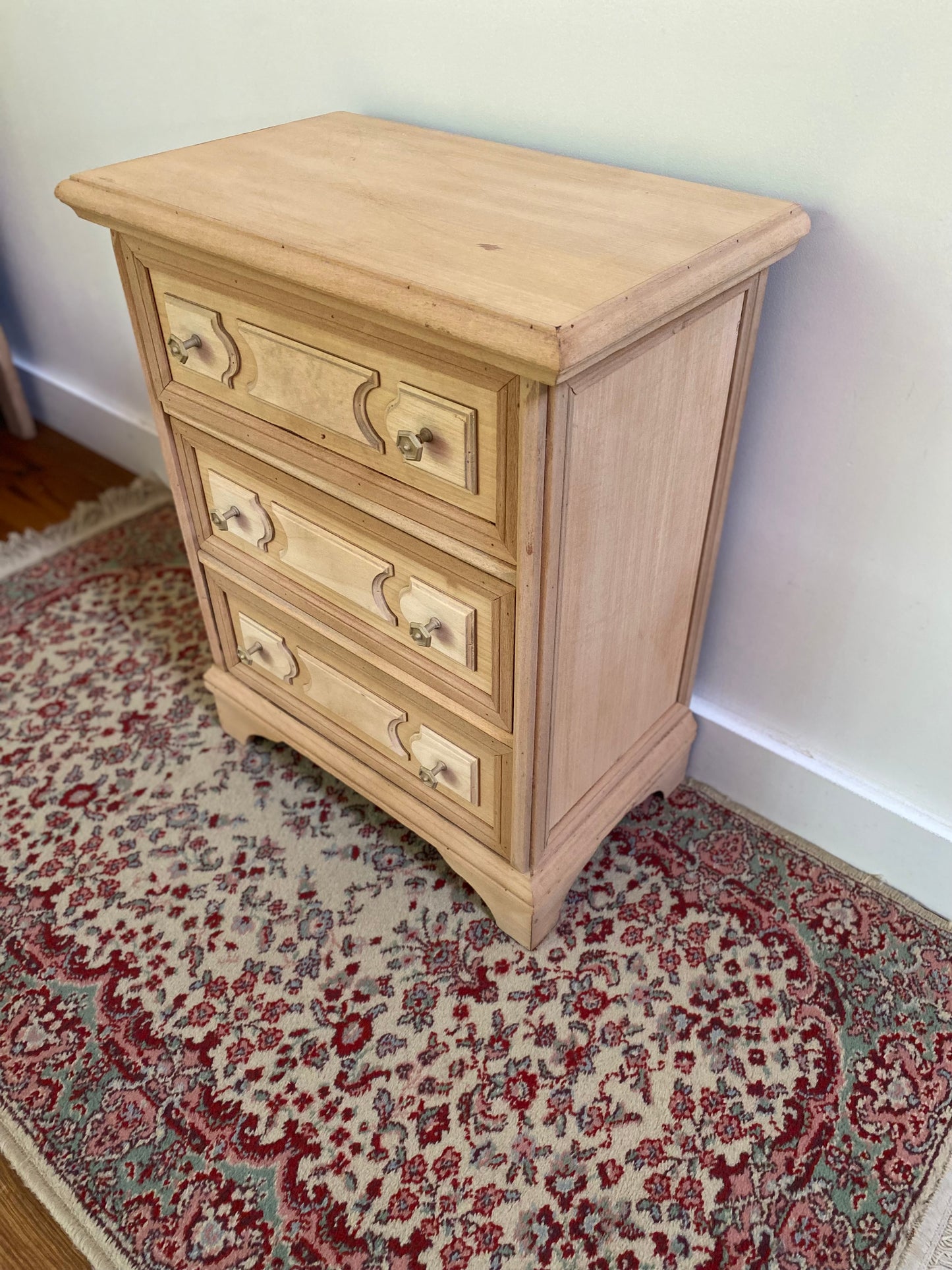 Petit chiffonnier à 3 tiroirs en bois ancien