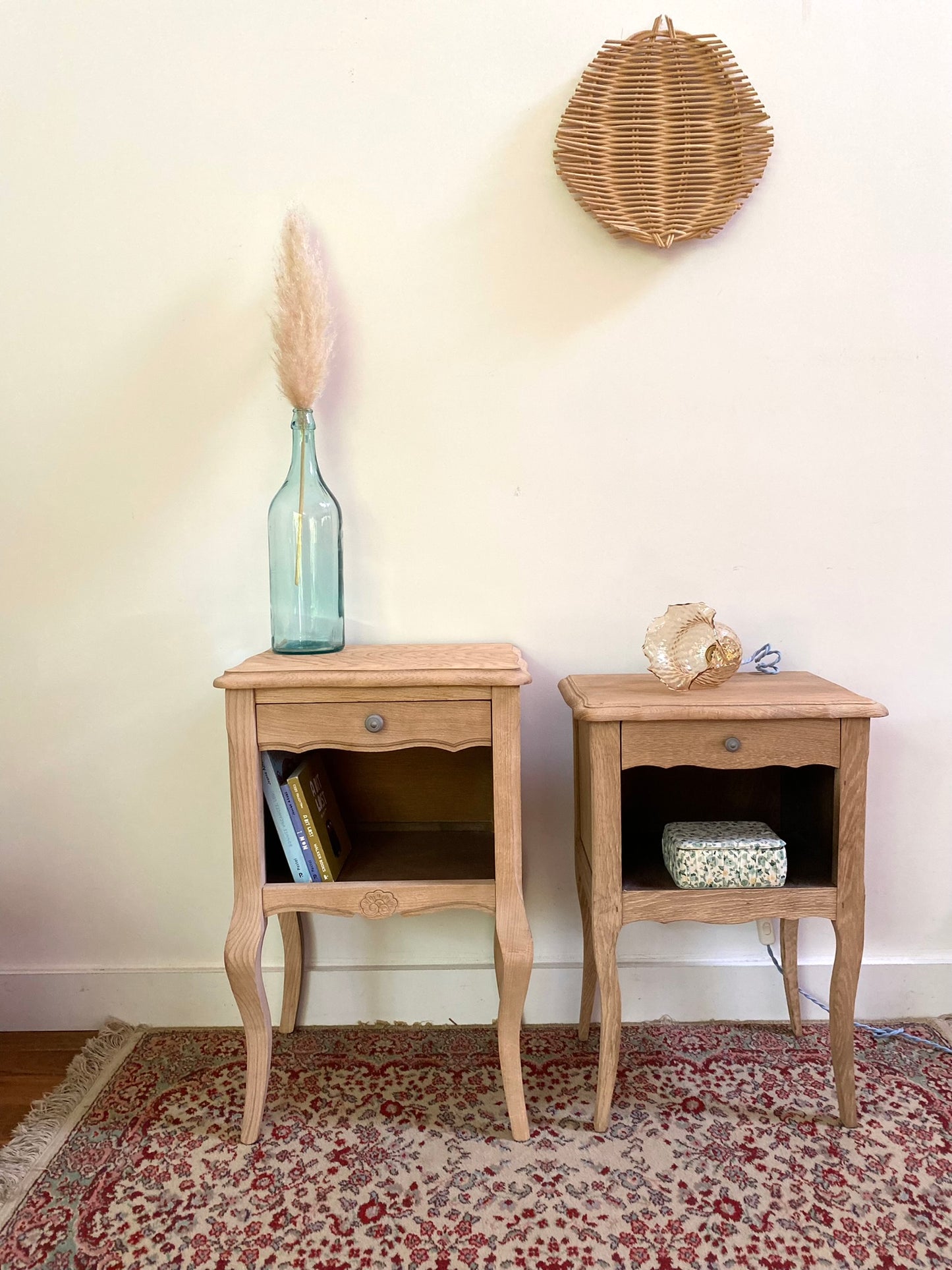 Table de chevet en bois ancien