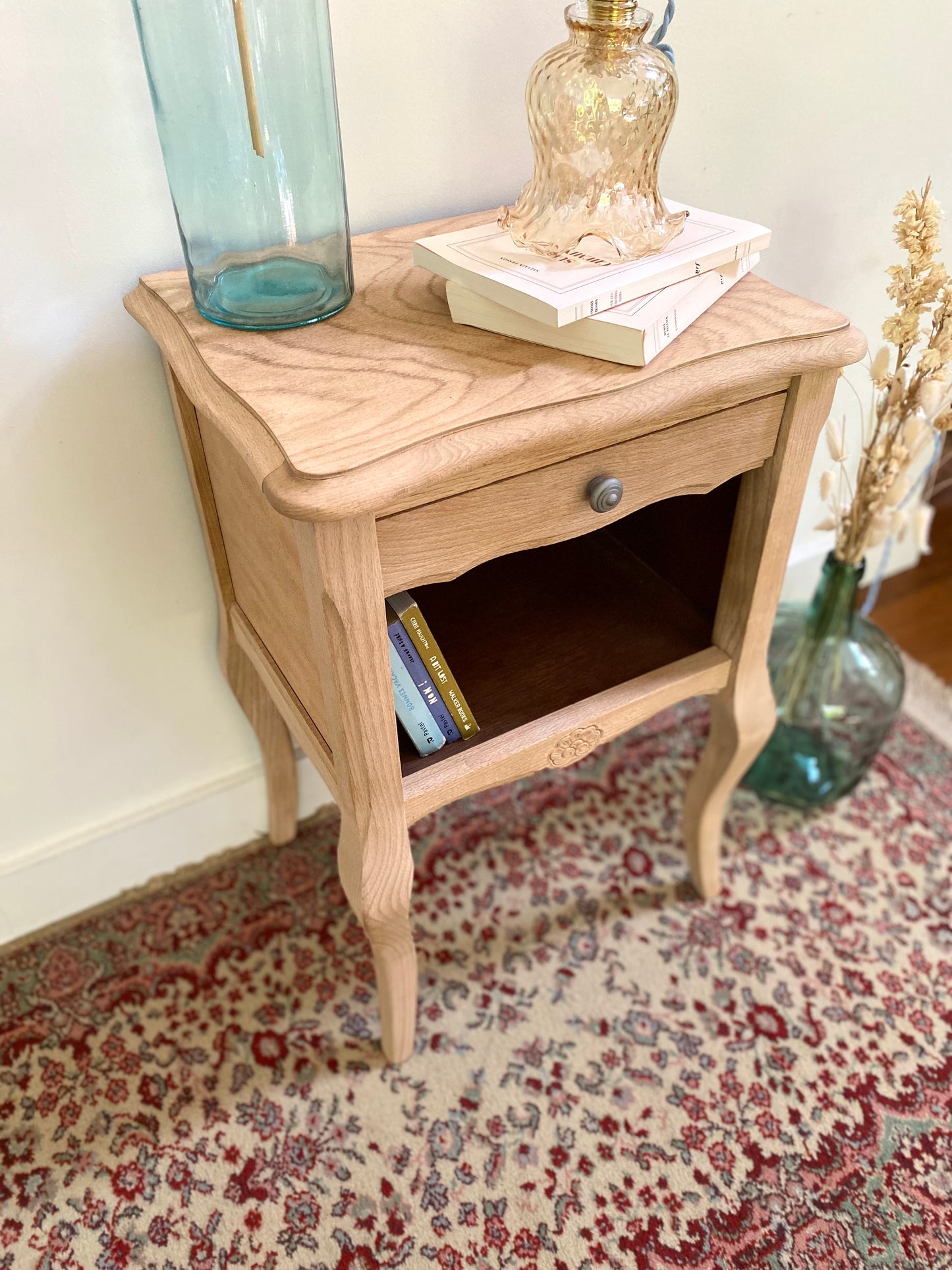 Table de chevet en bois ancien