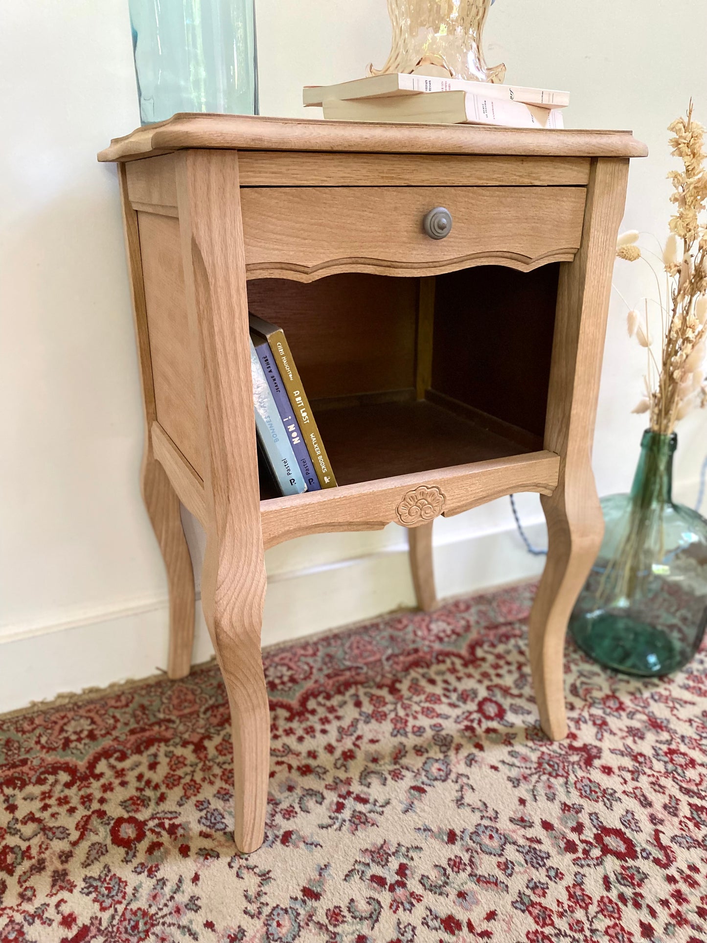 Table de chevet en bois ancien