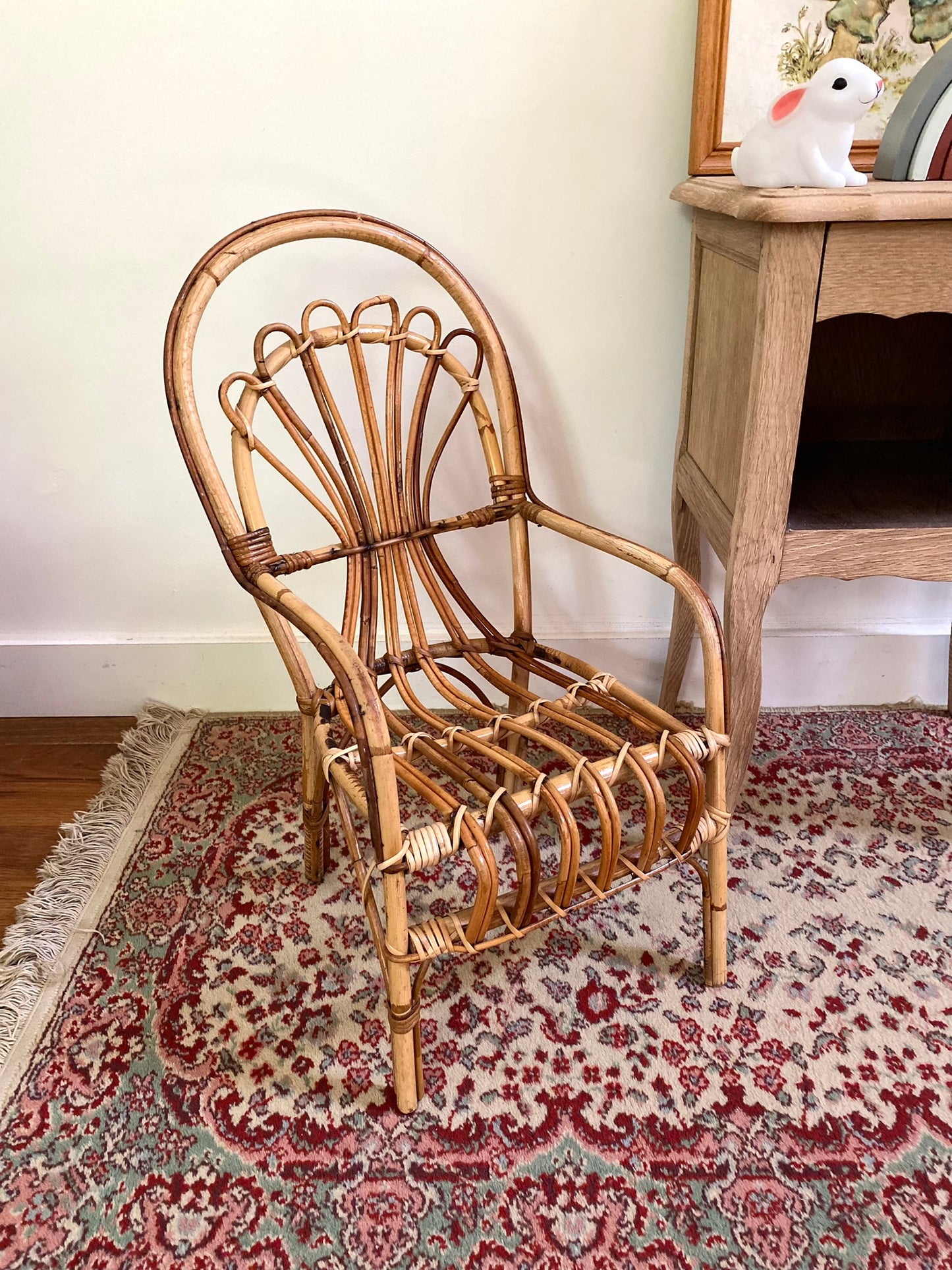 Petit fauteuil en rotin ancien pour enfant