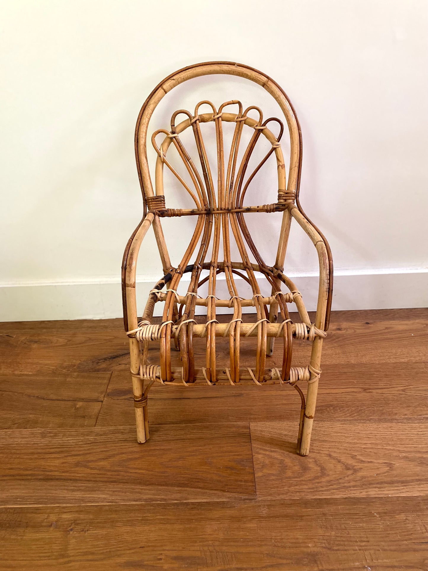 Petit fauteuil en rotin ancien pour enfant