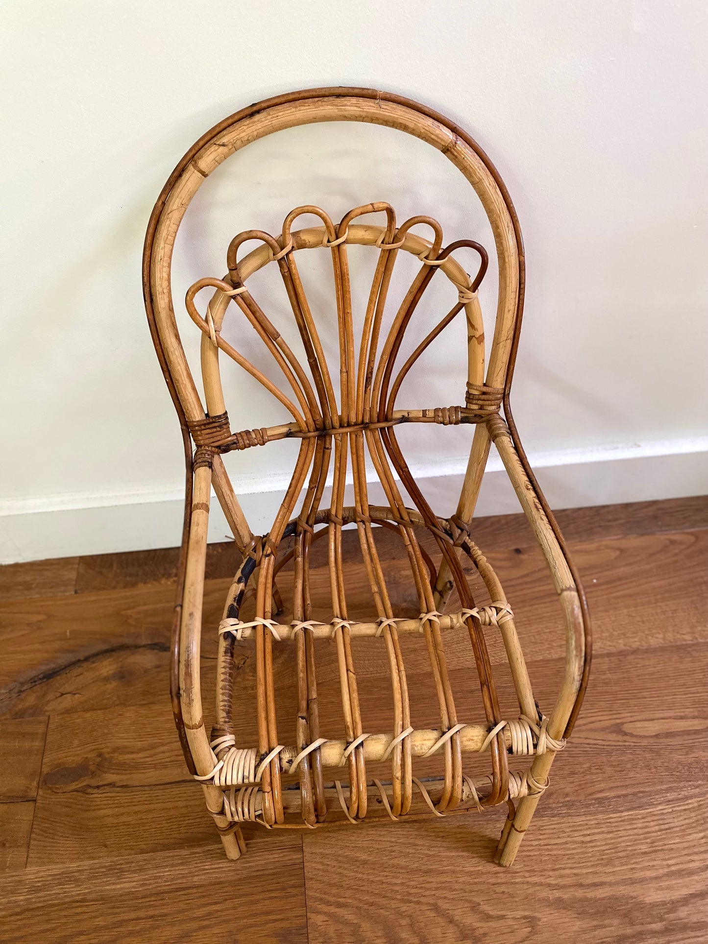 Petit fauteuil en rotin ancien pour enfant