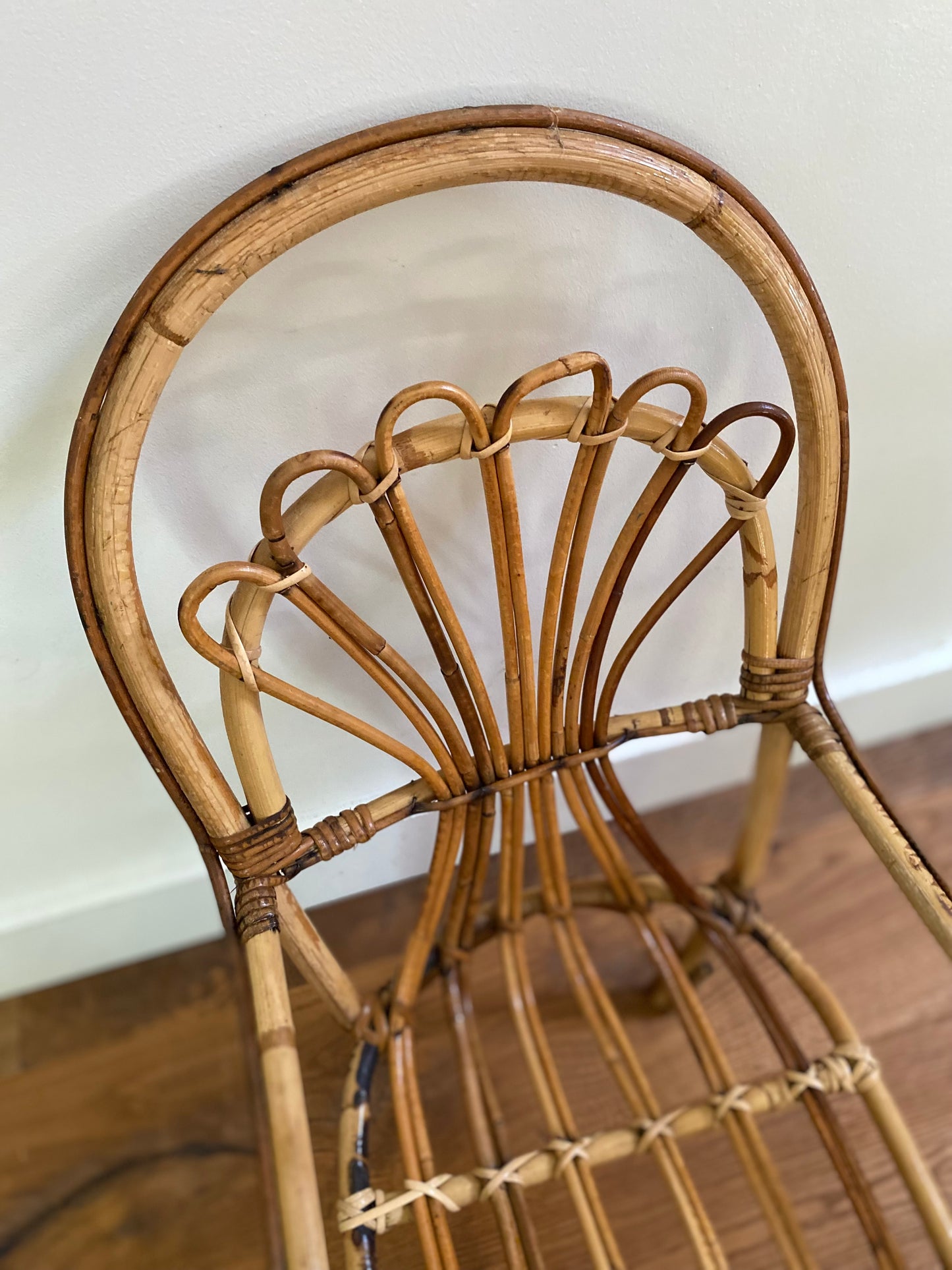 Petit fauteuil en rotin ancien pour enfant