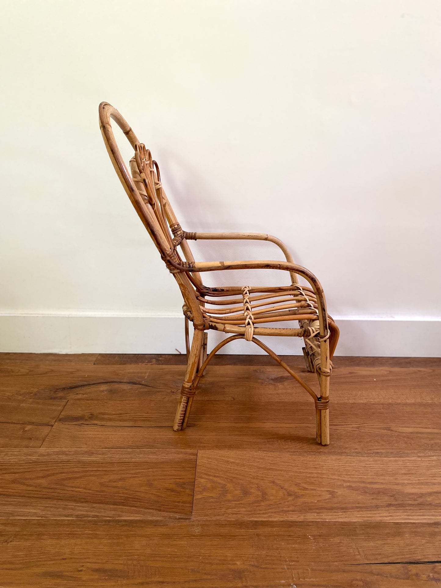 Petit fauteuil en rotin ancien pour enfant