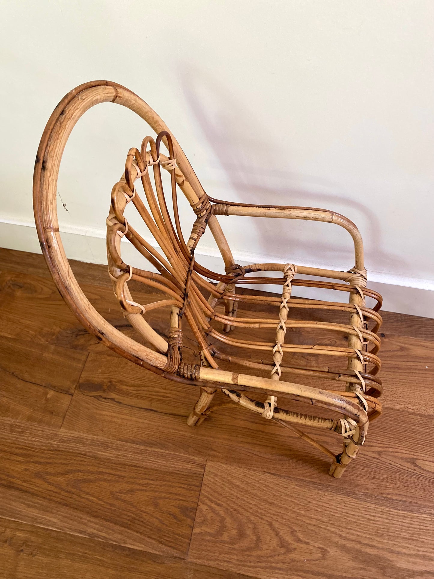 Petit fauteuil en rotin ancien pour enfant