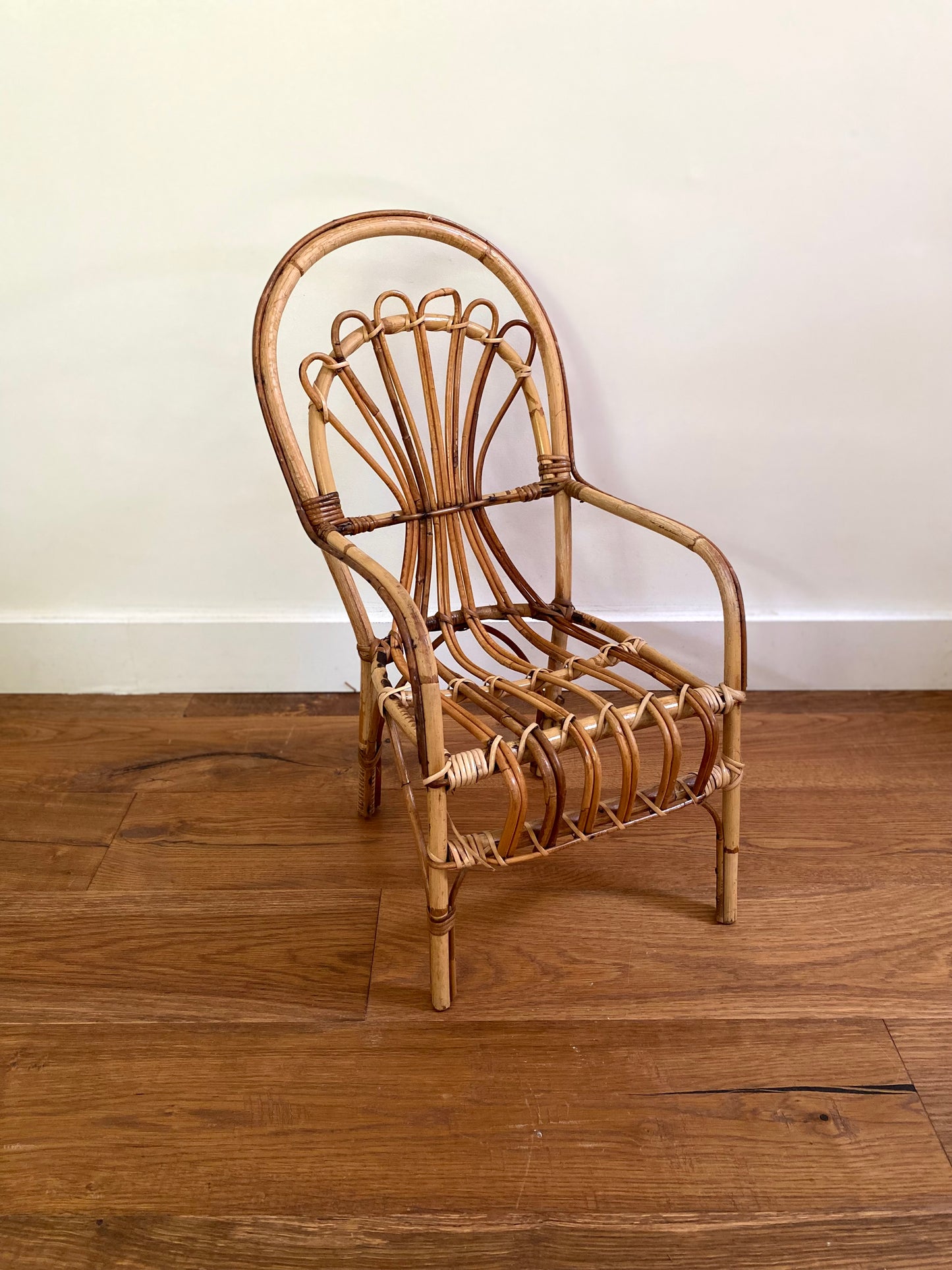 Petit fauteuil en rotin ancien pour enfant