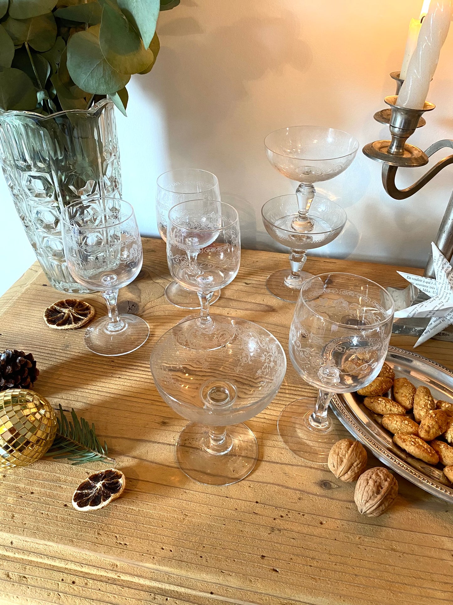 3 coupes à champagne en cristal ancien ciselé