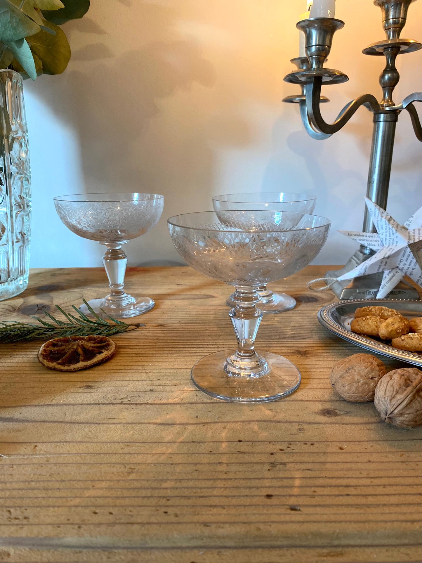 3 coupes à champagne en cristal ancien ciselé