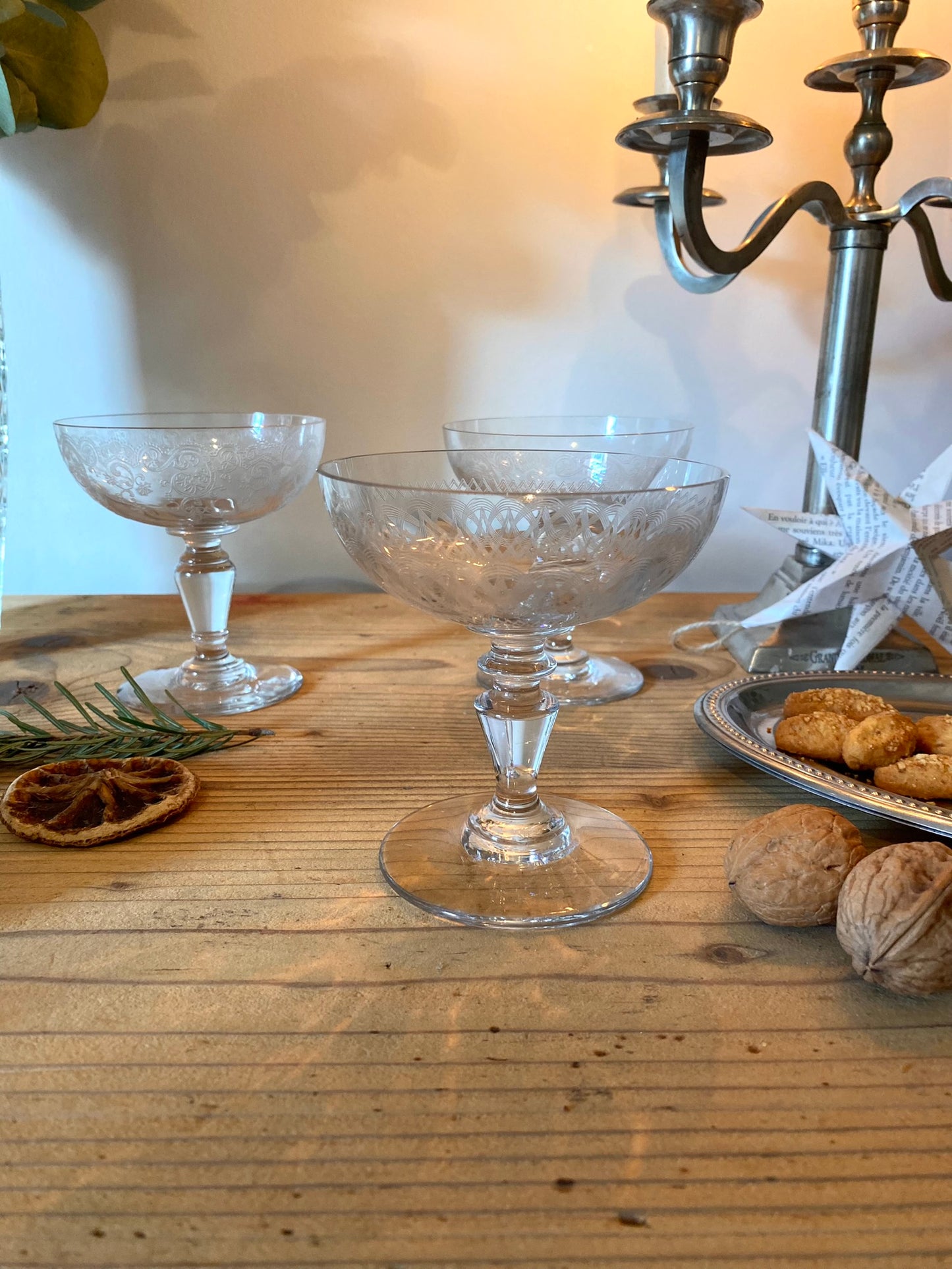 3 coupes à champagne en cristal ancien ciselé
