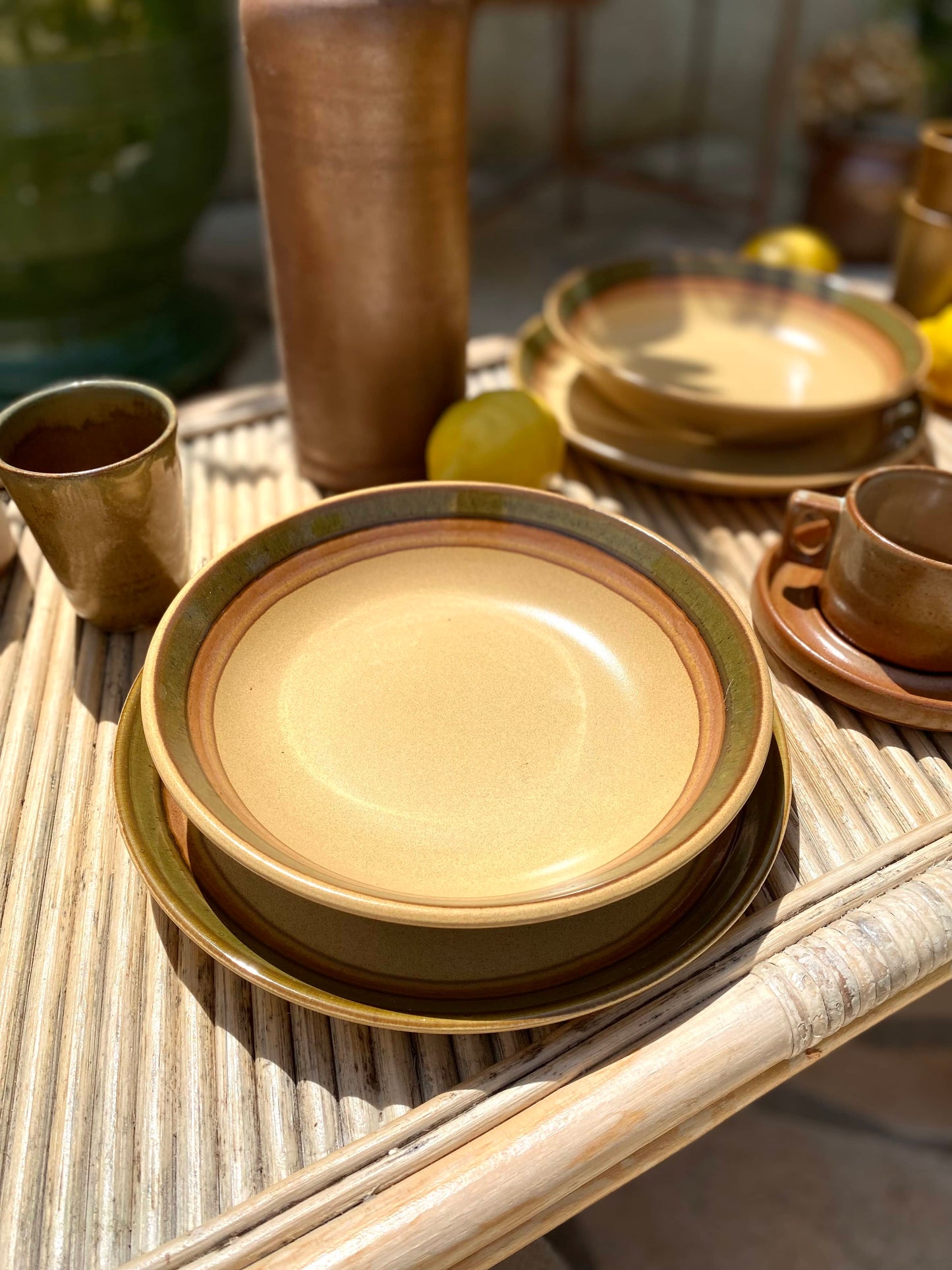 Duo d’assiettes plates et creuses en grès ancien