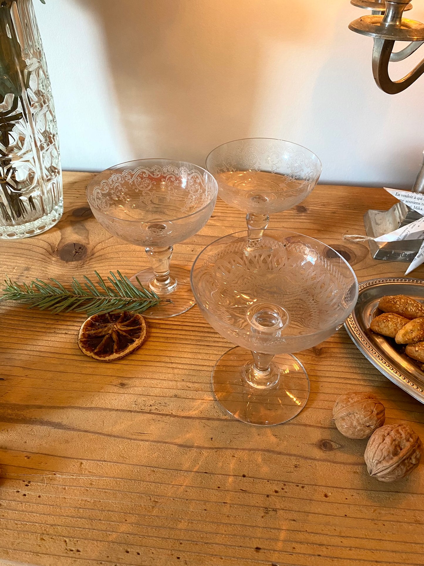 3 coupes à champagne en cristal ancien ciselé