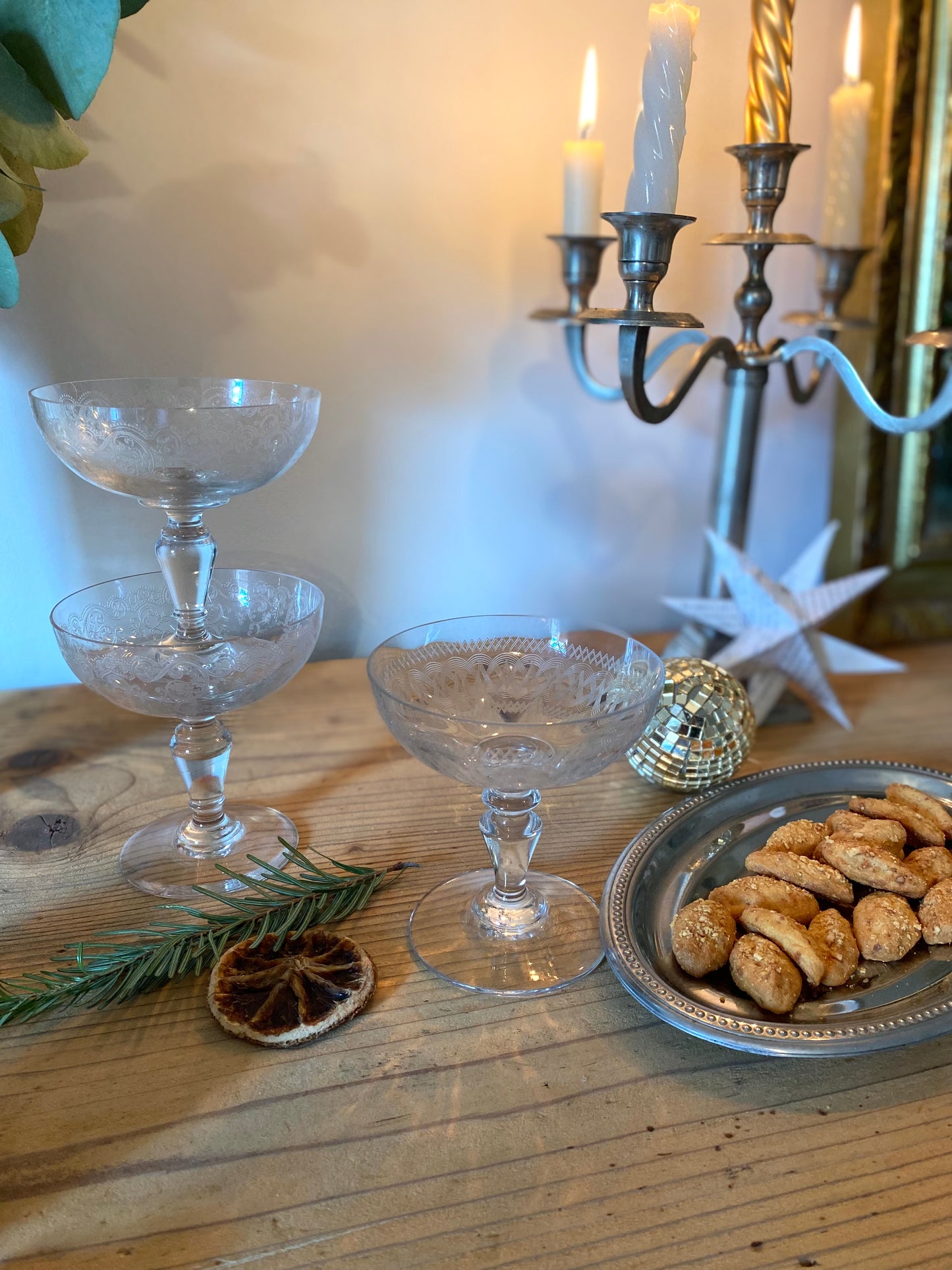 3 coupes à champagne en cristal ancien ciselé