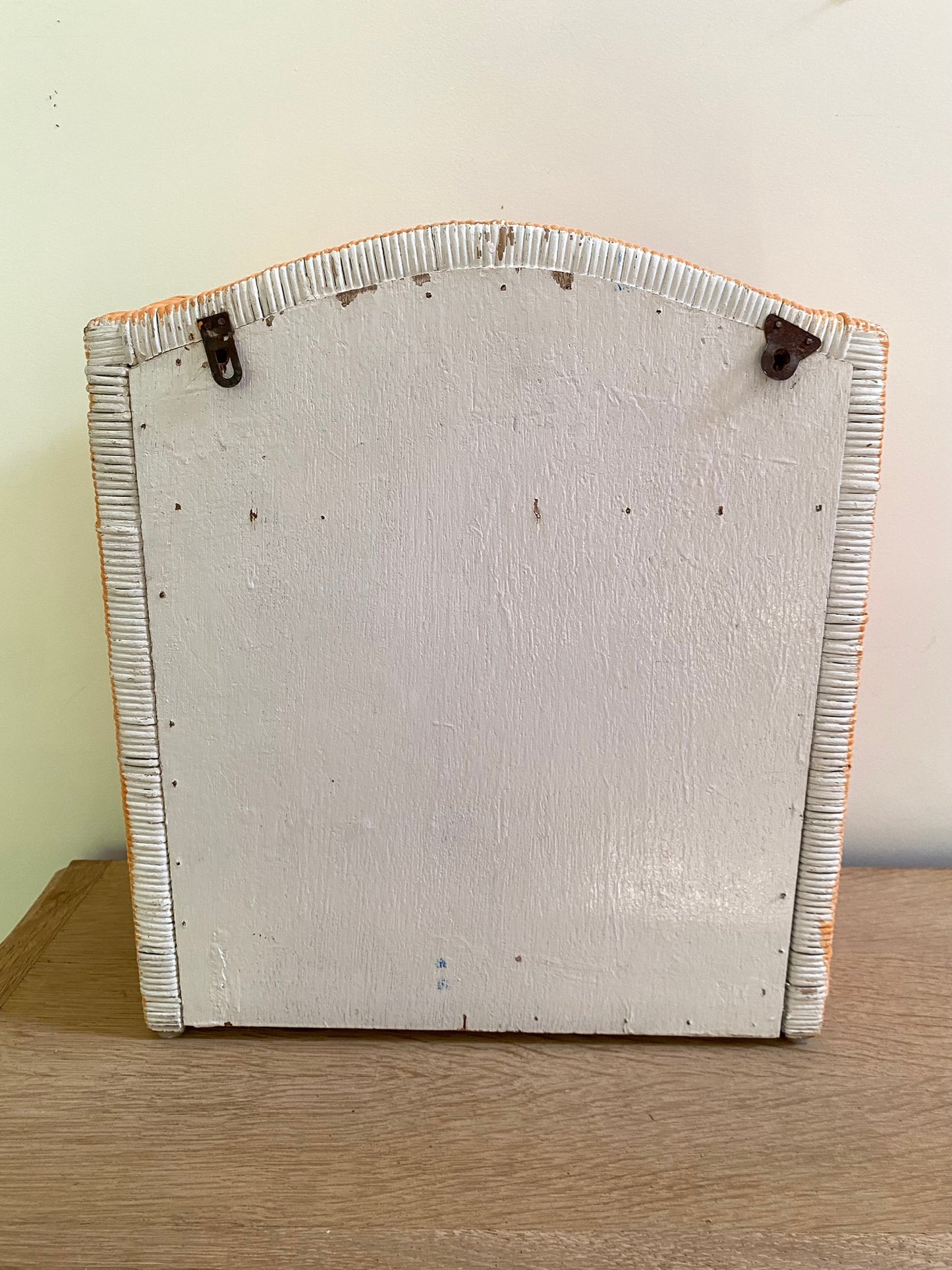 Petite armoire murale vintage en rotin