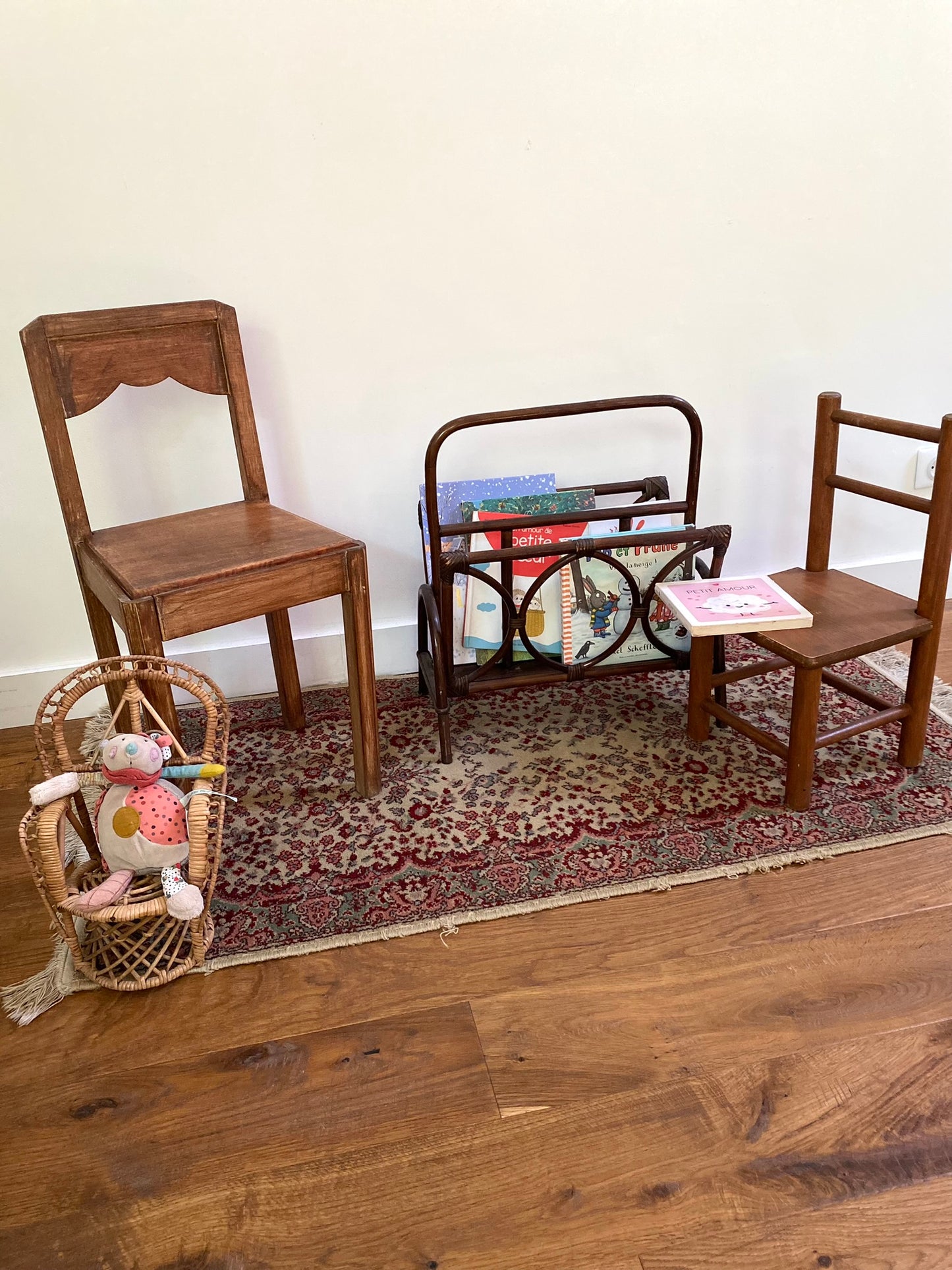Petite chaise pour enfant en bois ancien
