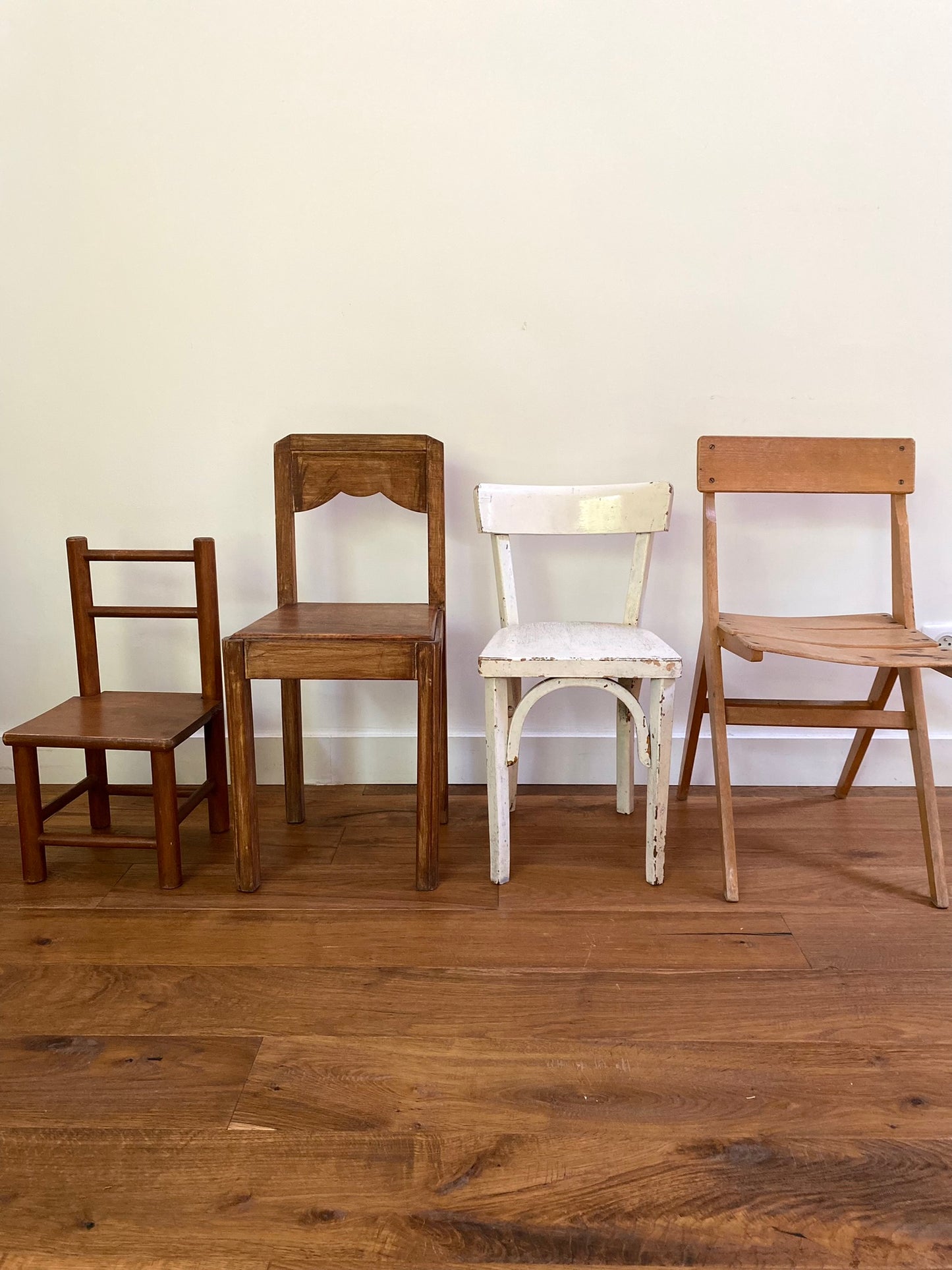 Chaise pour enfant en bois ancien