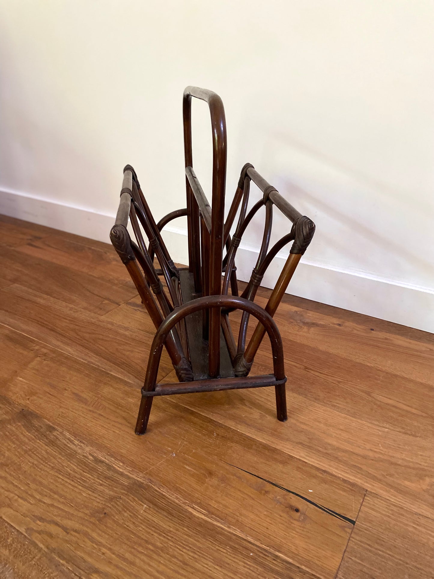 Porte-revues vintage en rotin