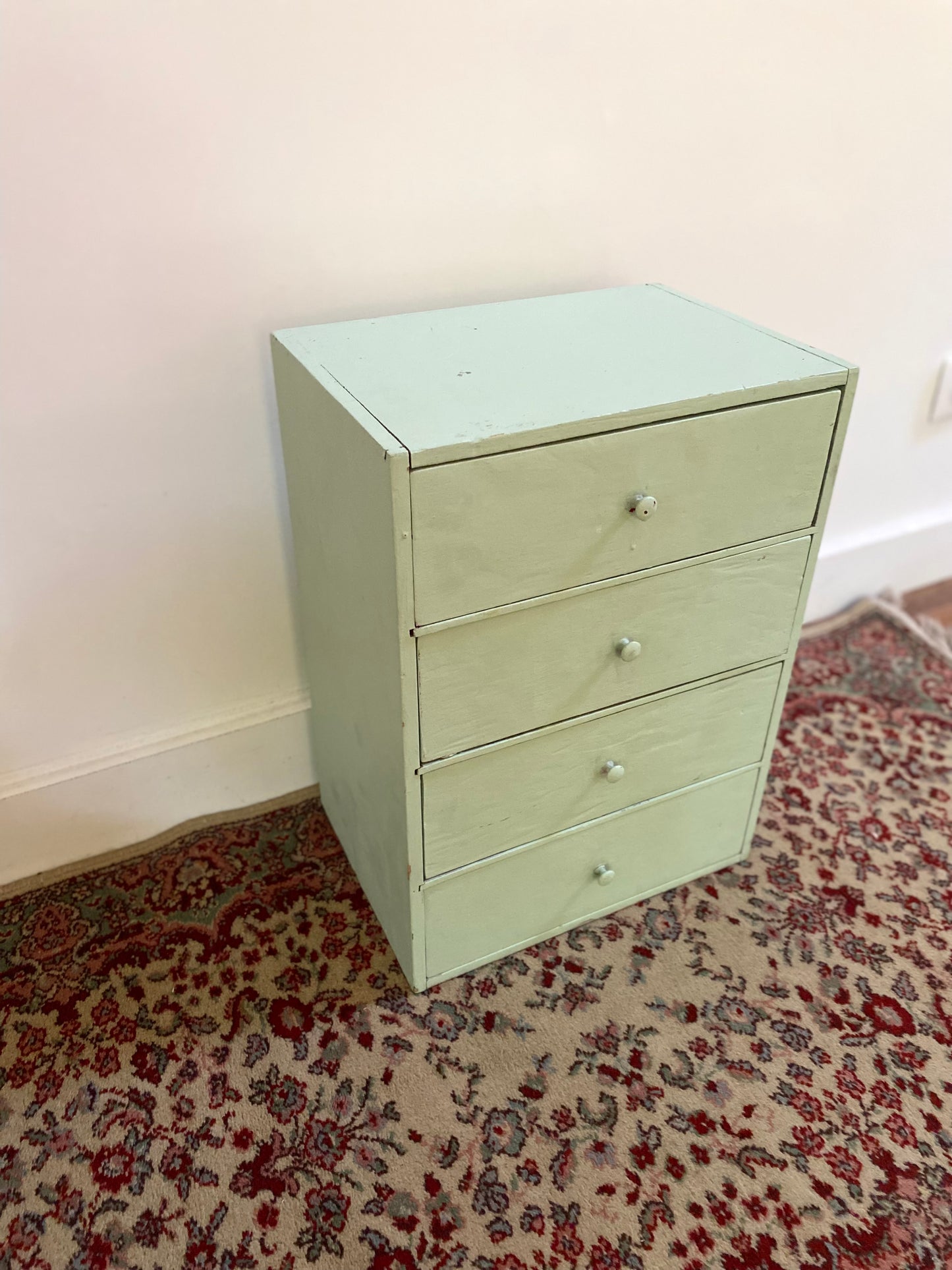 Petit meuble de rangement en bois à trois tiroir
