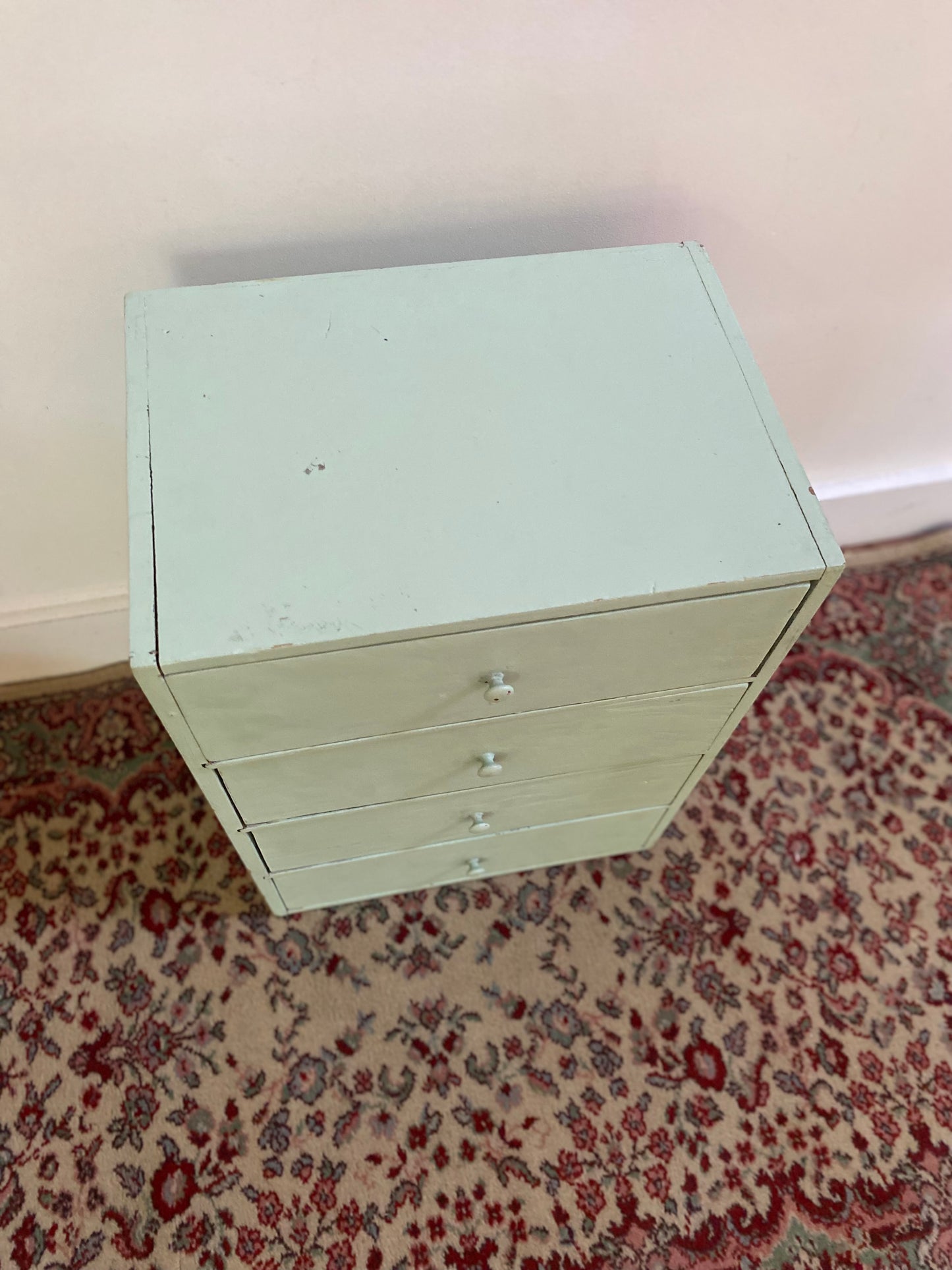 Petit meuble de rangement en bois à trois tiroir